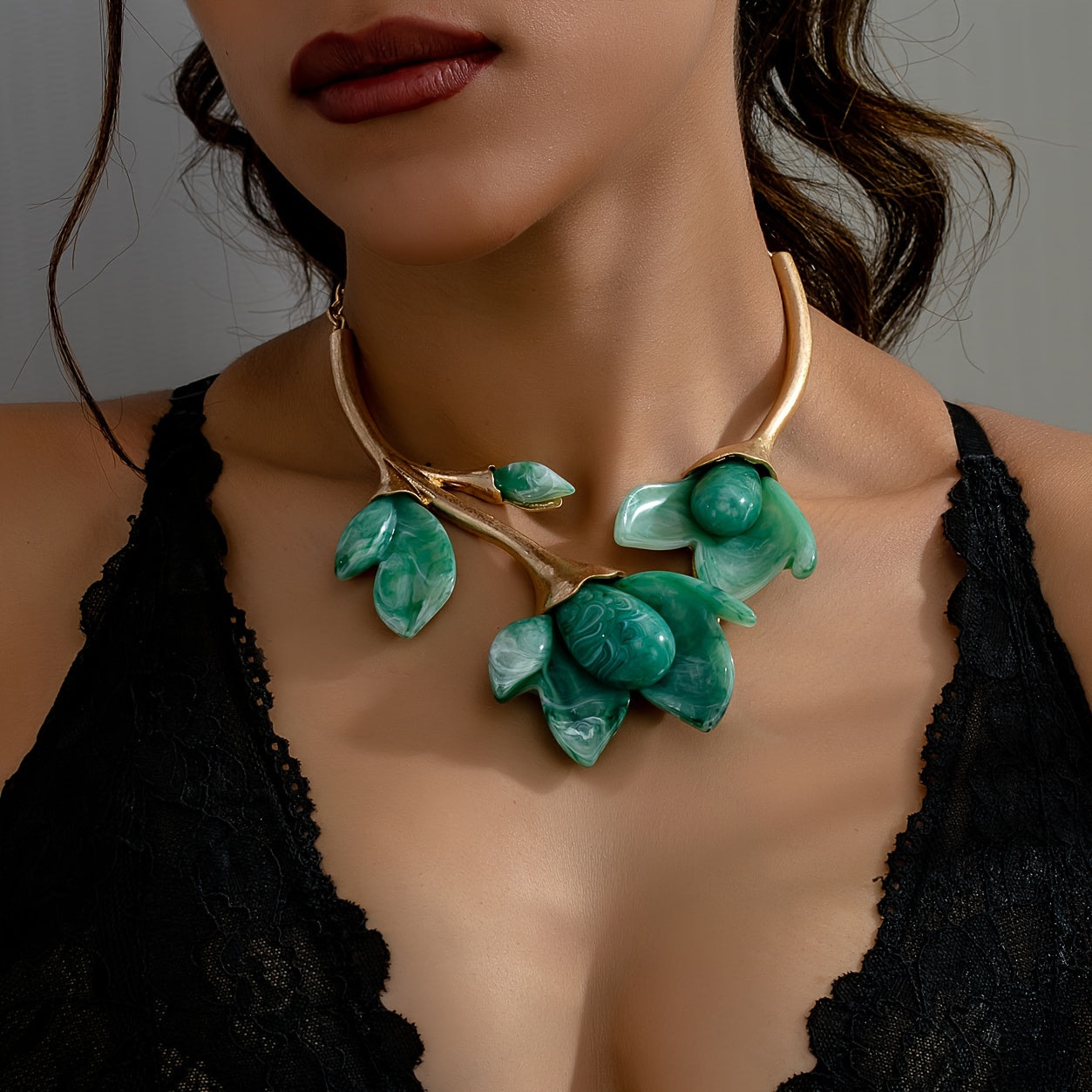 Elegant Vintage Bohemian Style Zinc Alloy Pendant Necklace featuring a Resin Flower, Perfect for Gifts or Vacations, Radiating Luxury and Beauty.