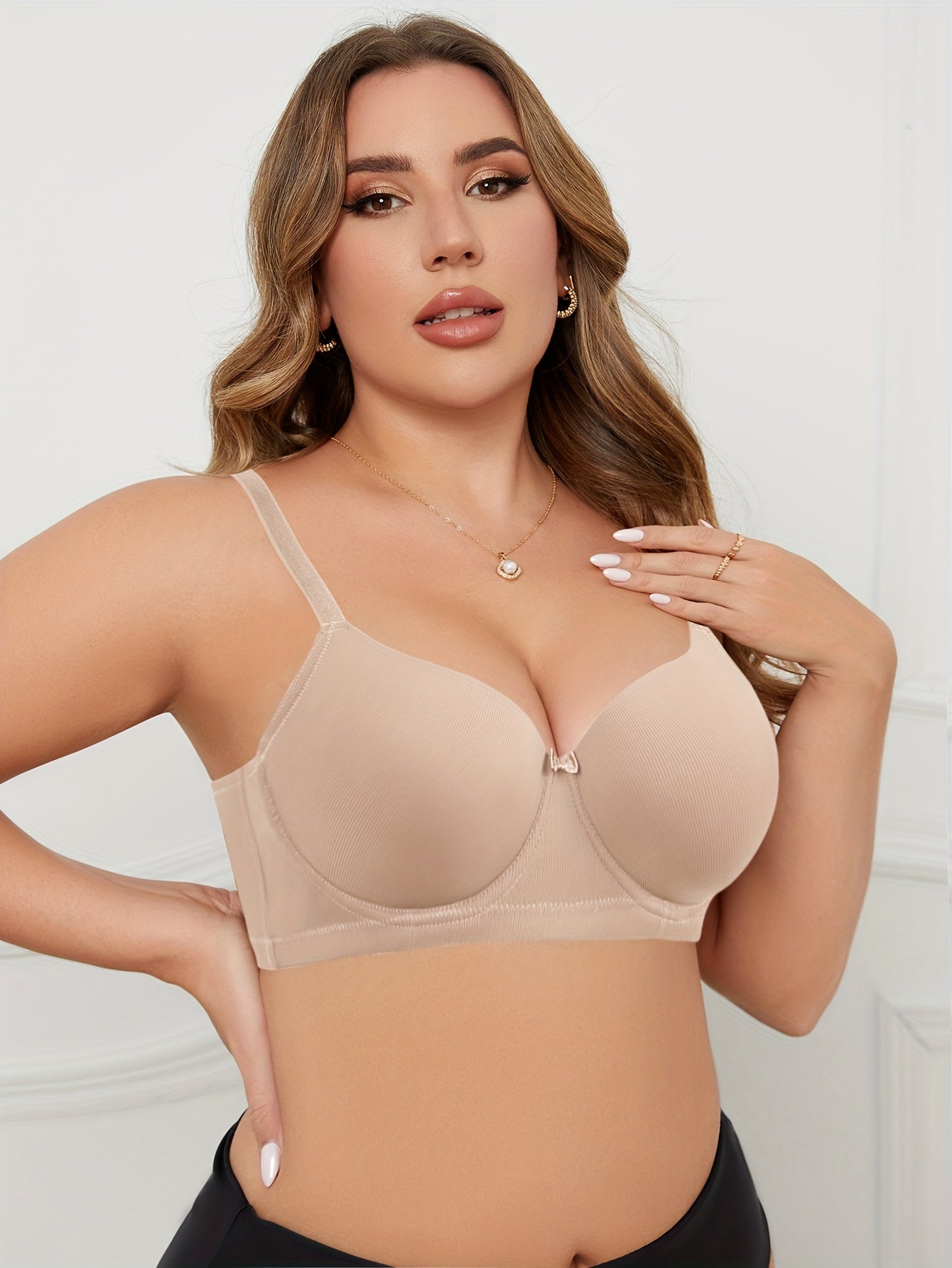 Elegant plus size underwire bra with non-removable padding and medium stretch comfort.