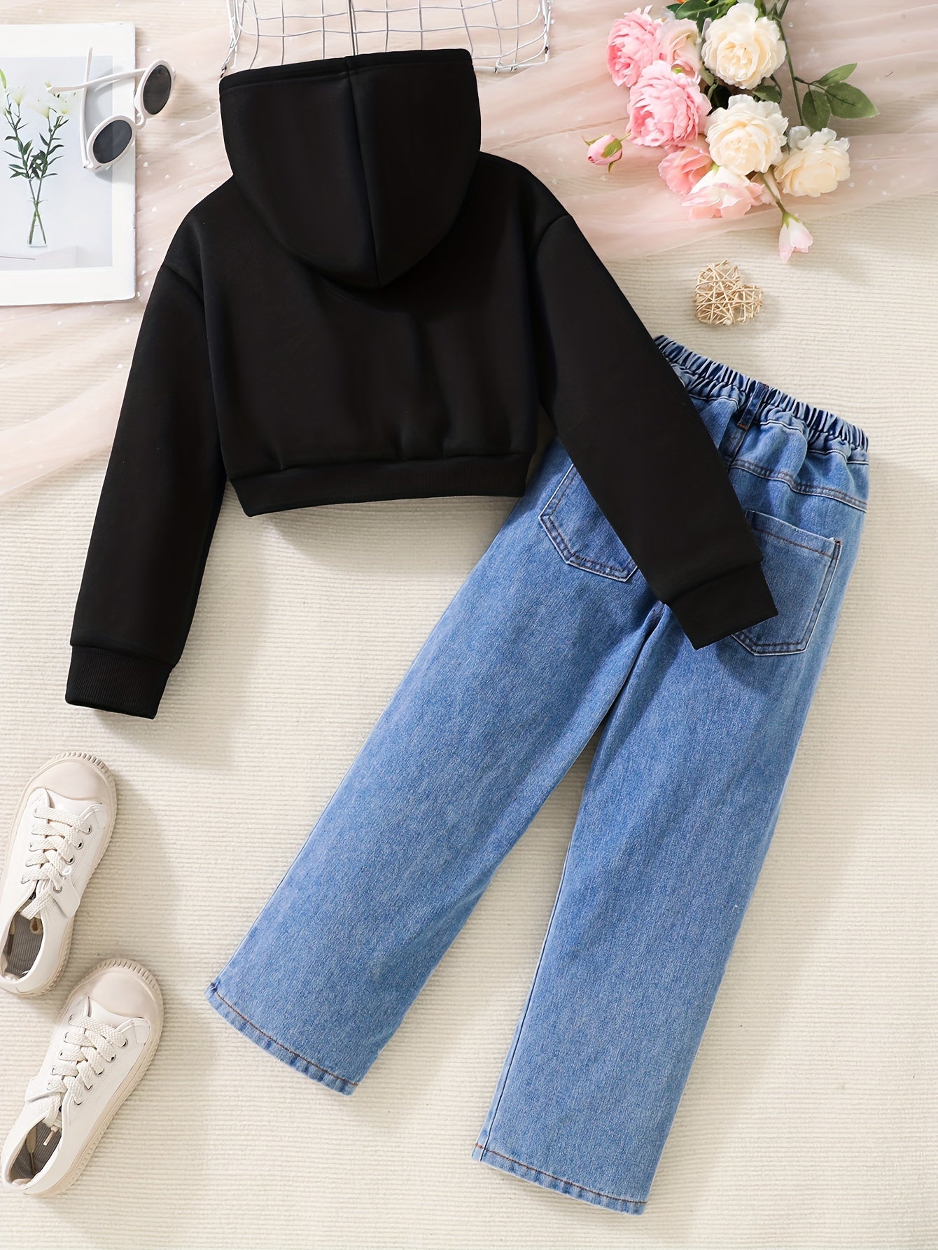 Girls' 2-piece set includes a short hoodie with love print and denim jeans for a fashionable and sporty look in autumn and winter.