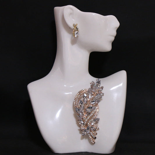 Add a touch of sophistication with our Rhinestone Leaf Brooch Pin - Exquisite design for your dresses and sweaters