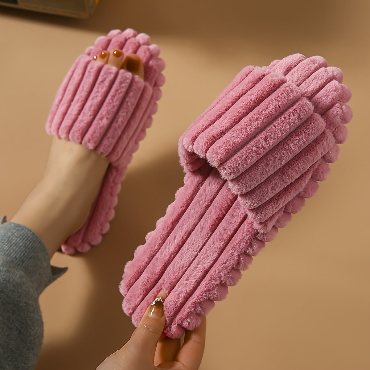 Soft-soled indoor slippers with stripes and open toes for spring and summer.