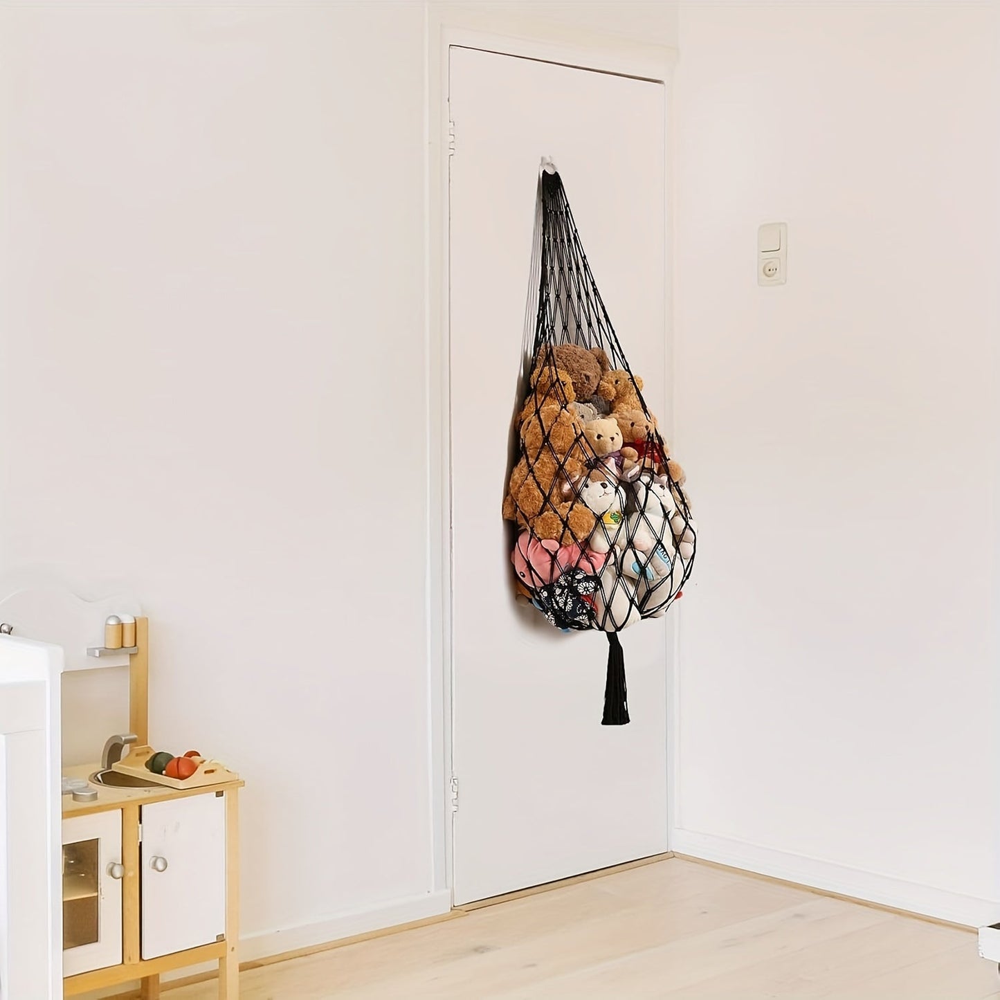 Get organized with this spacious stuffed animal hammock! Our fabric toy storage rack is easy to install and features a spherical net design perfect for holding plush toys. Ideal for children's daycare settings, this toy organizer is available in white