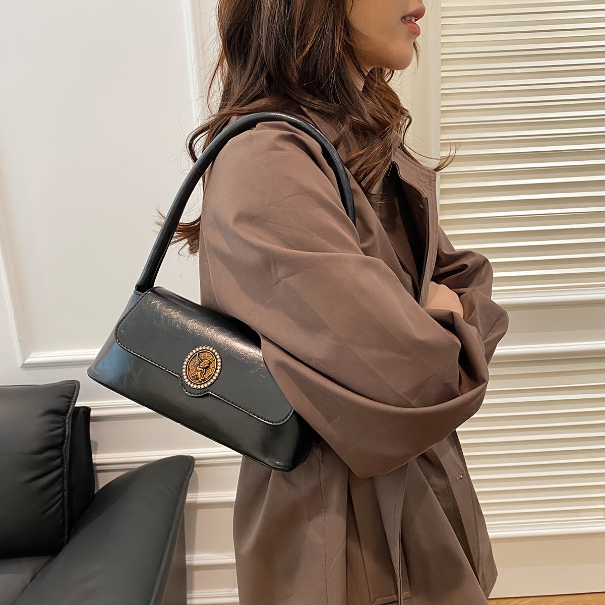 French vintage-style shoulder bag for women in elegant brown, with metal emblem, magnetic closure, and polyester lining. Versatile and stylish for daily use.