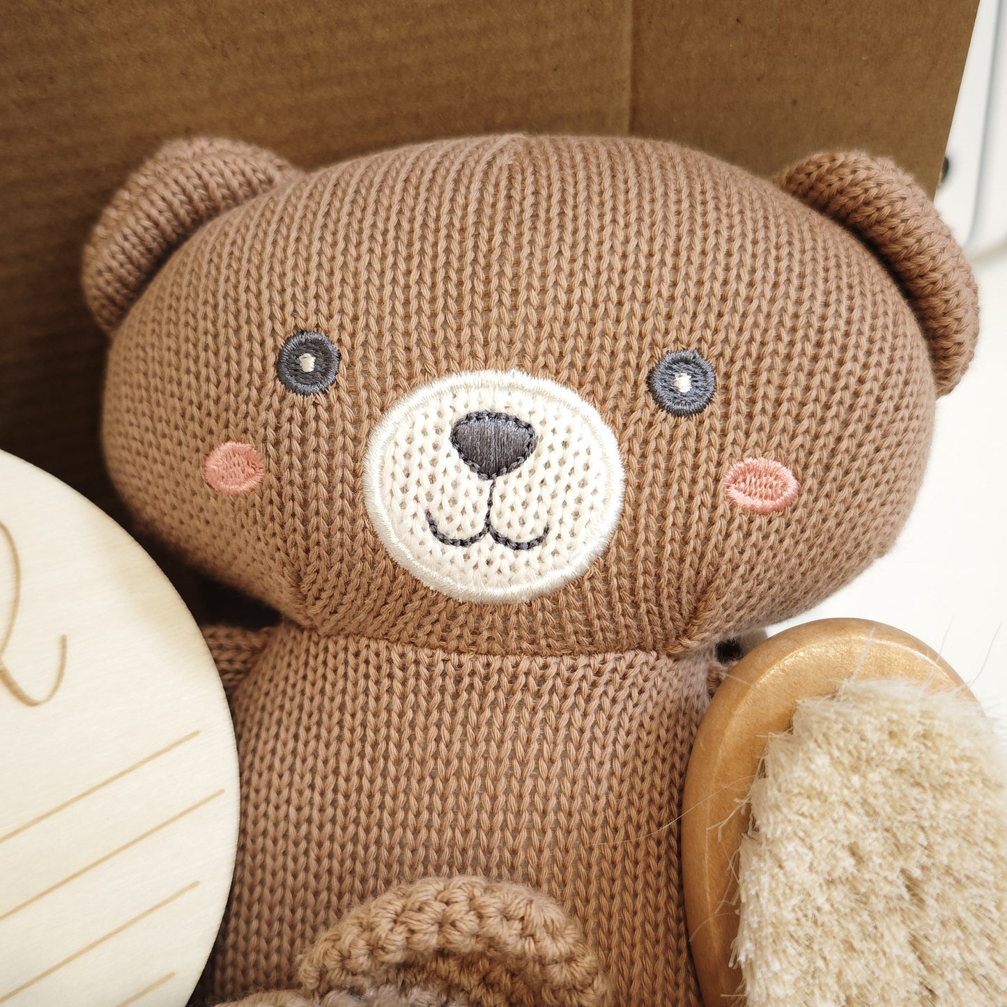 MOVEBO has designed a thoughtful Newborn Baby Gift Set, perfect for welcoming a new little one. Included in this set is a cozy blanket, a cute rattle, a soothing teether, a gentle hair brush, all packaged in an adorable Keepsake Basket. This set is