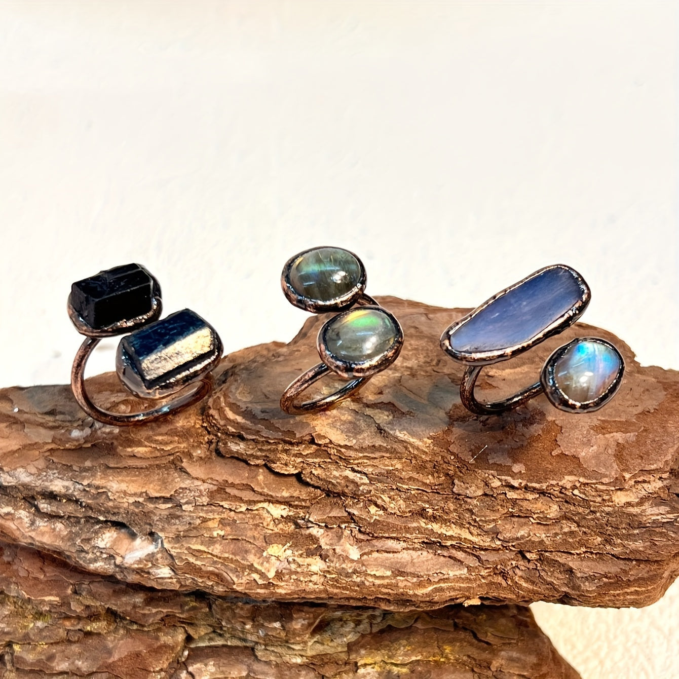 Choose your preferred style from our selection of vintage rings featuring natural stone in irregular shapes, suitable for both men and women to complement your daily outfits or add a unique touch to your party attire.