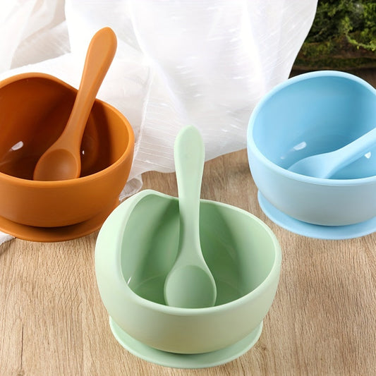 1 set of 2 pieces silicone bowl and spoon for children, featuring a suction cup for anti-slip use. This set is perfect for serving complementary foods and training little ones to eat independently. The set also includes a silicone straw for added