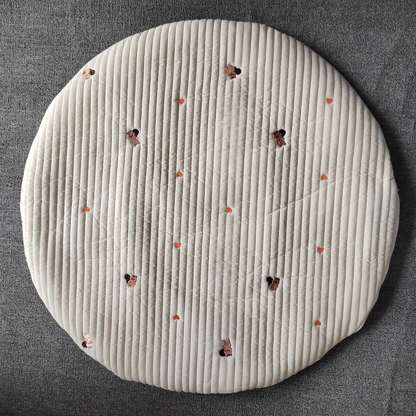 Circular crawling mat made of breathable cotton, perfect for both playtime and room decoration. This soft and plush mat is removable and washable, with intricate embroidery for added style.