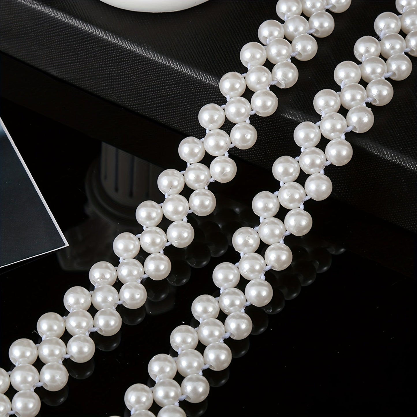 Stylish and versatile pearl waist chain belt for women, perfect for accessorizing any outfit. This elastic waist seal is a simple yet elegant addition to your wardrobe.