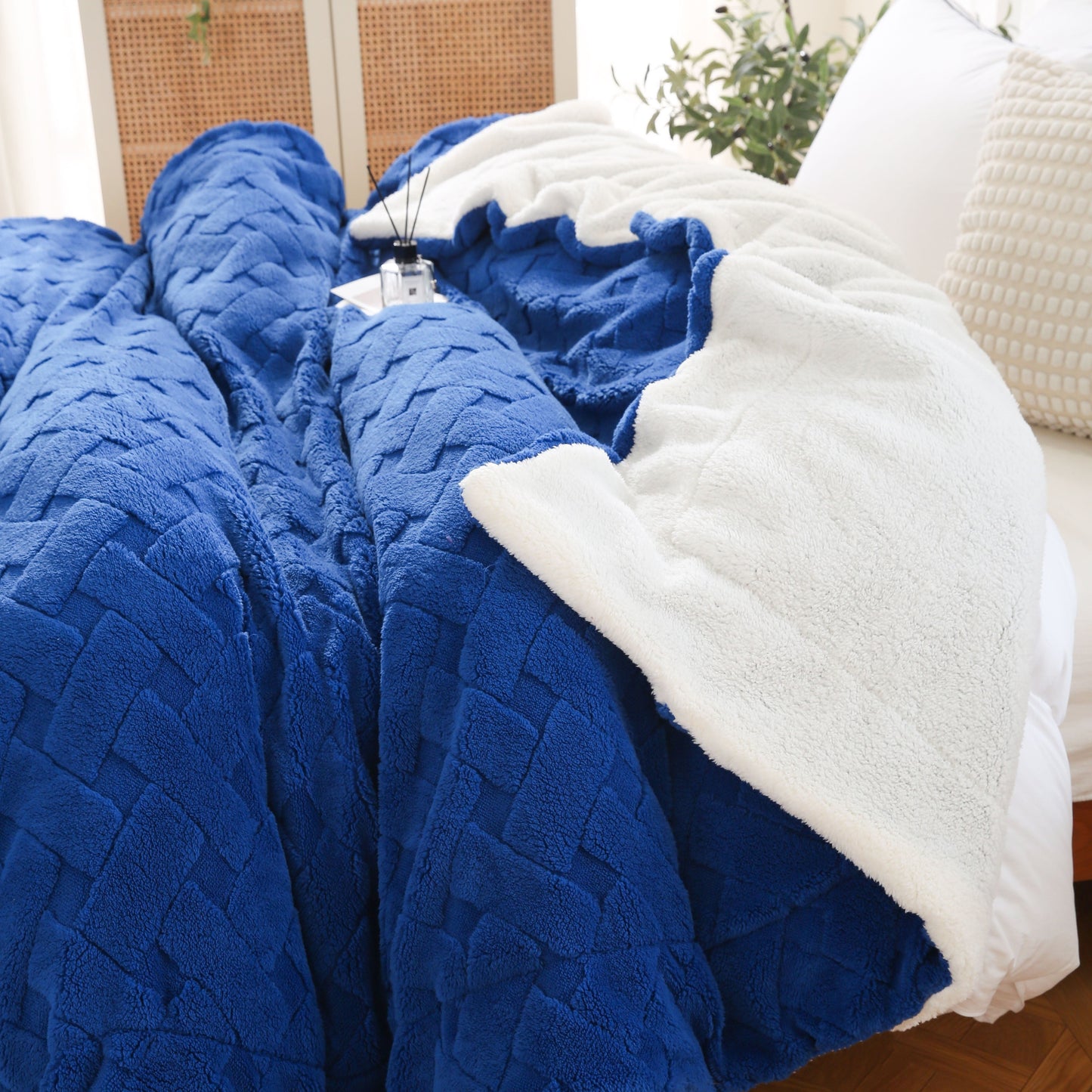 Stay cozy and stylish with our 1pc Solid Color Blanket featuring a 200GSM Soothing Lint and 180GSM Sherpa composite double-layer design. This double-layer blanket includes a rhombus jacquard pattern and is perfect for all seasons. Whether in the bedroom