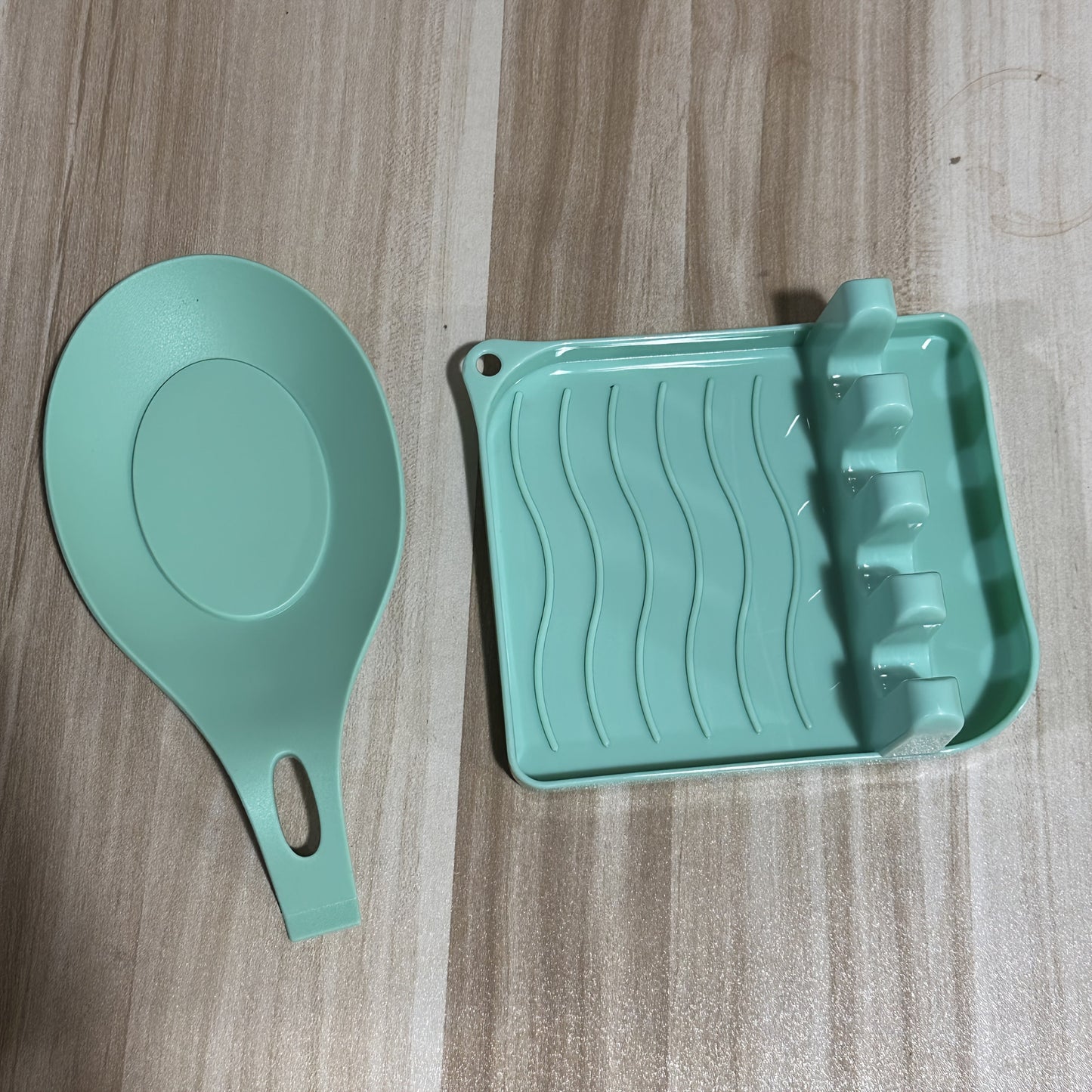 Kitchen Organizer Set includes a sturdy plastic spatula and utensil holder. Easily wall-mounted without the need for drilling, this space-saving design provides convenient storage for your kitchen essentials.