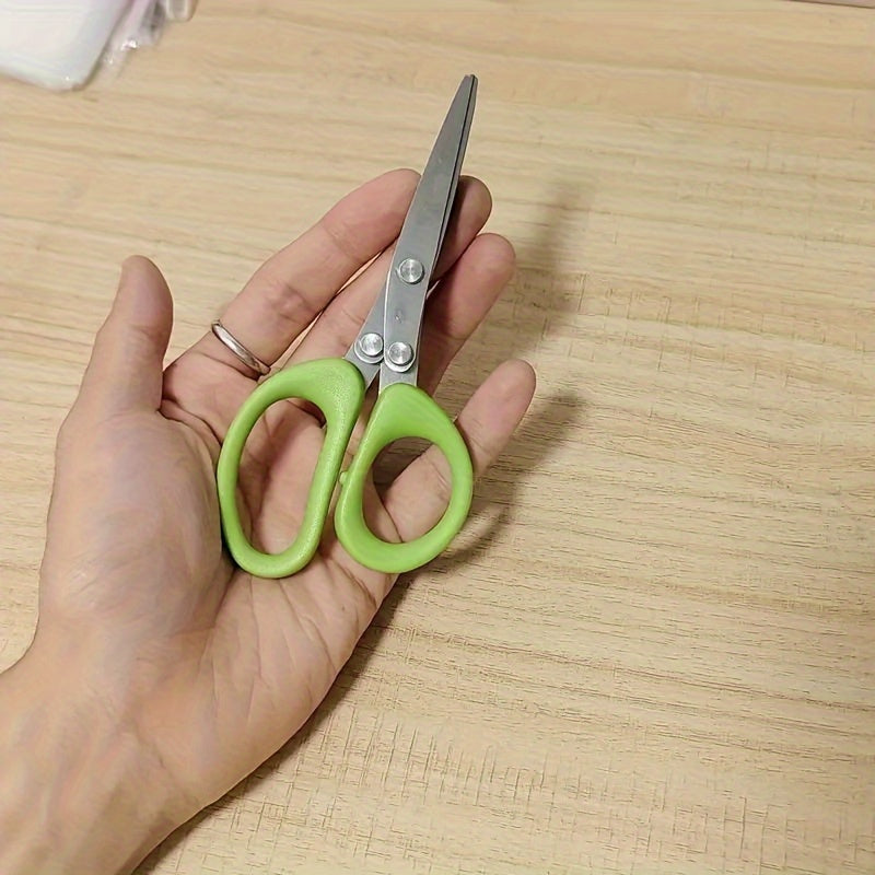 Durable stainless steel kitchen scissors with 3 layers, ideal for shredding onions & herbs for BBQ & indoor cooking. Features protective cover and built-in cleaning agent.