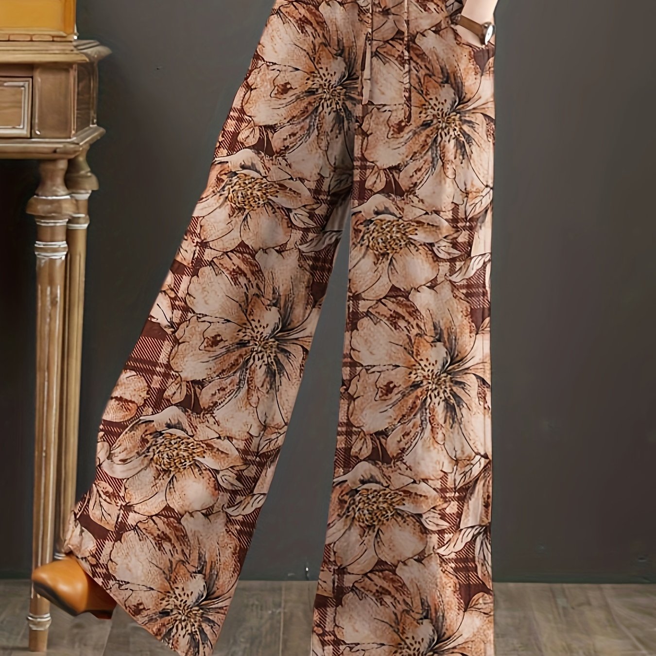 Floral cotton wide-leg pants with elastic waist, lace-up detail, and loose fit. Perfect for casual weekends and year-round comfort. Made with woven fabric for adults.