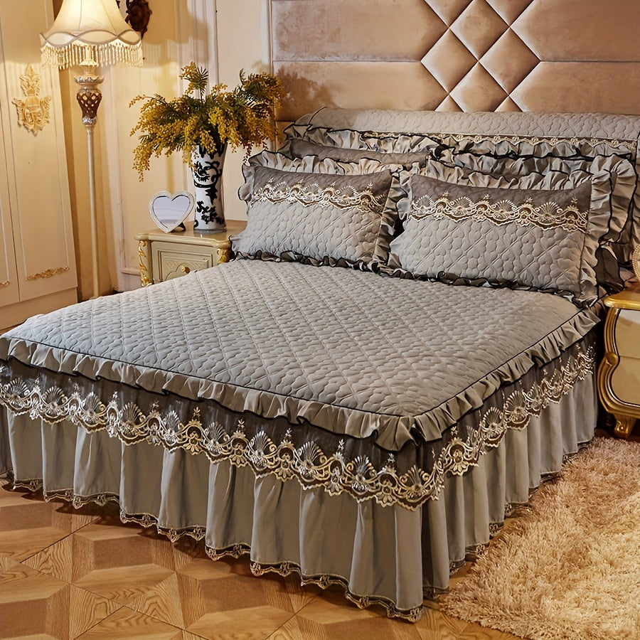 3-piece set of solid color quilted sandwich love quilt with high-rise lace bed skirt. Includes 1 bed skirt and 2 pillowcases. Multi-layer lace embellishment, fashionable and beautiful.