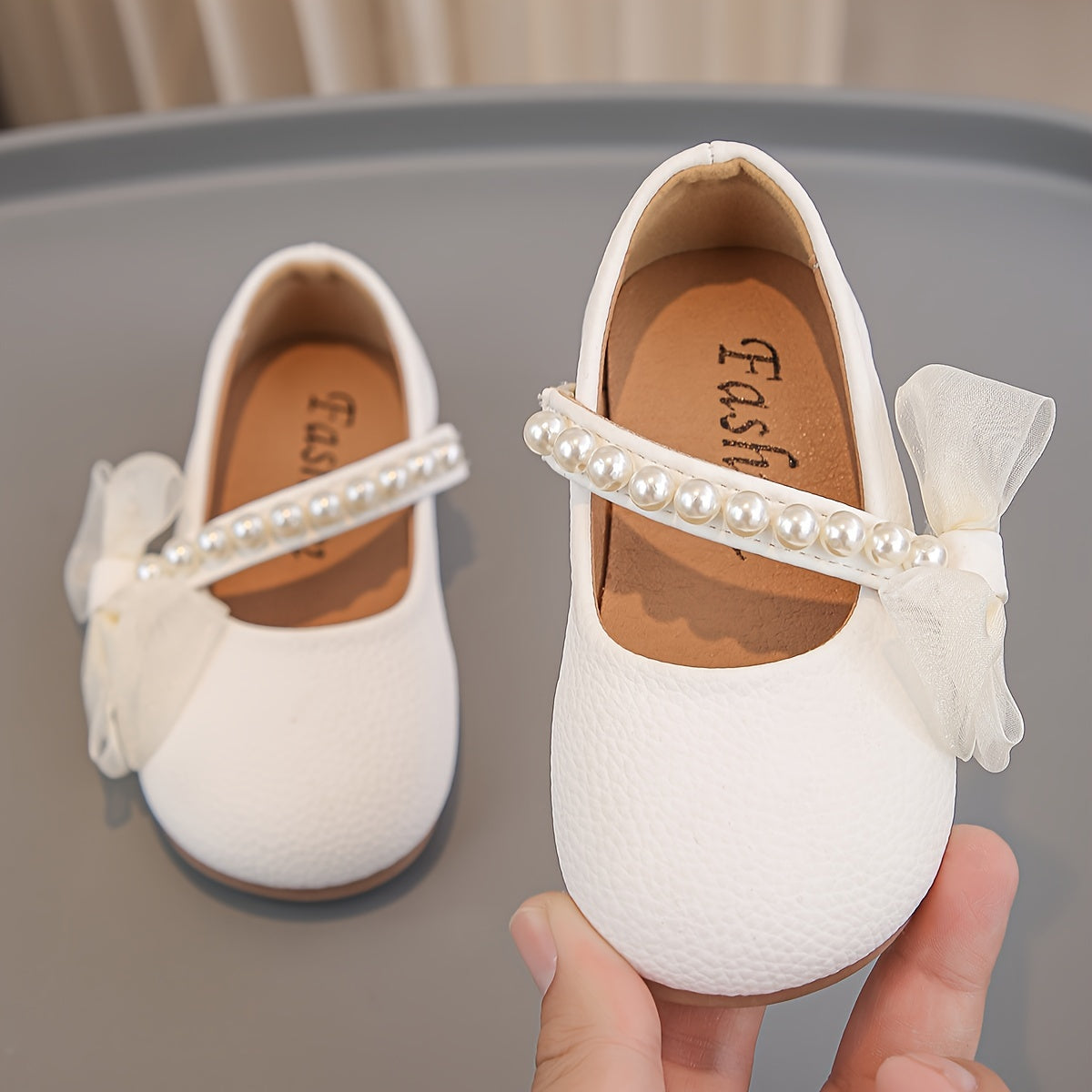 Stylish pearl bow Mary Jane shoes for girls, perfect for parties and weddings. Lightweight and breathable for spring and summer.