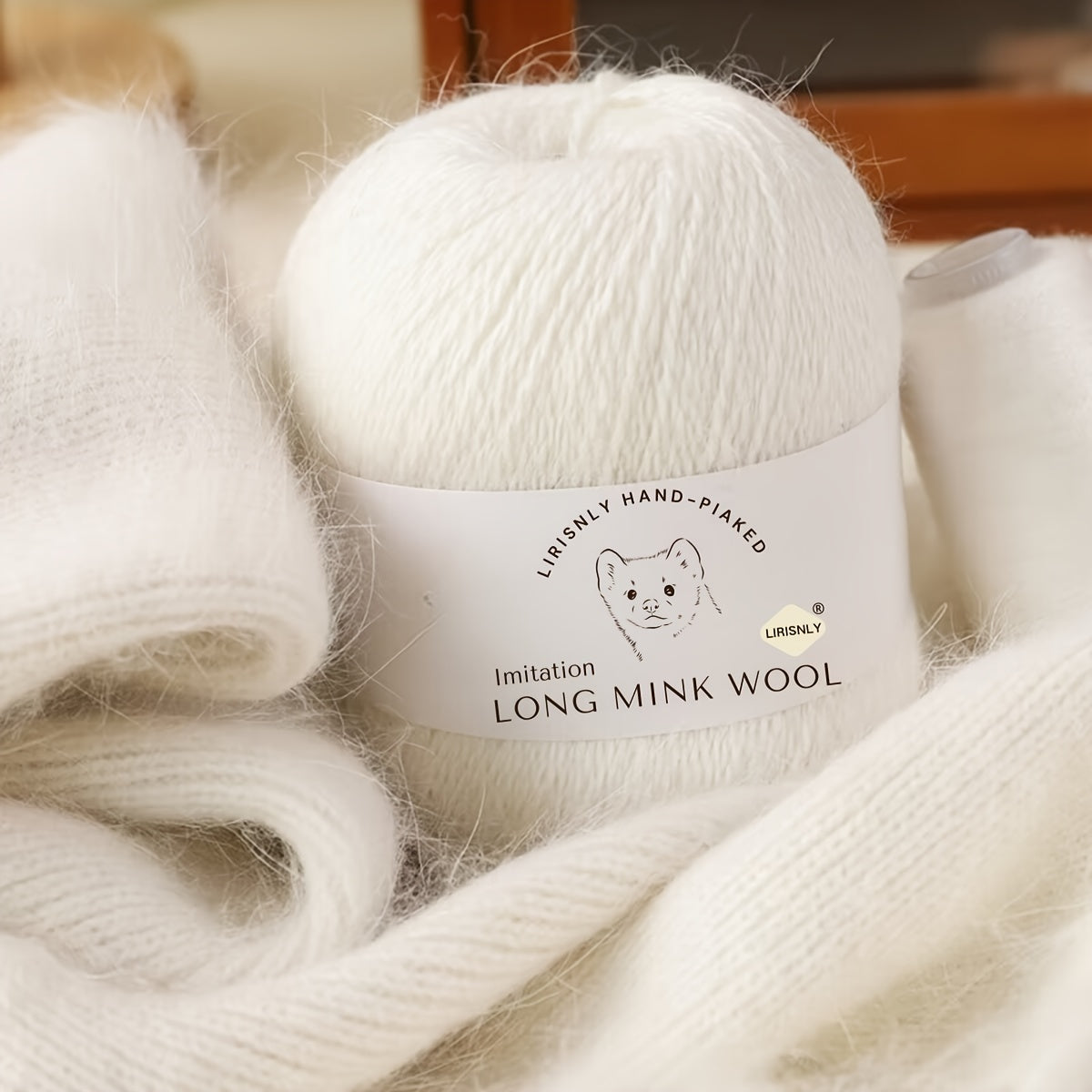 4pcs of faux mink wool and long wool totalling 280g, with 50g faux mink wool and 20g companion thread each. Skin-friendly and warm, suitable for knitting scarves, sweaters, hats, etc.