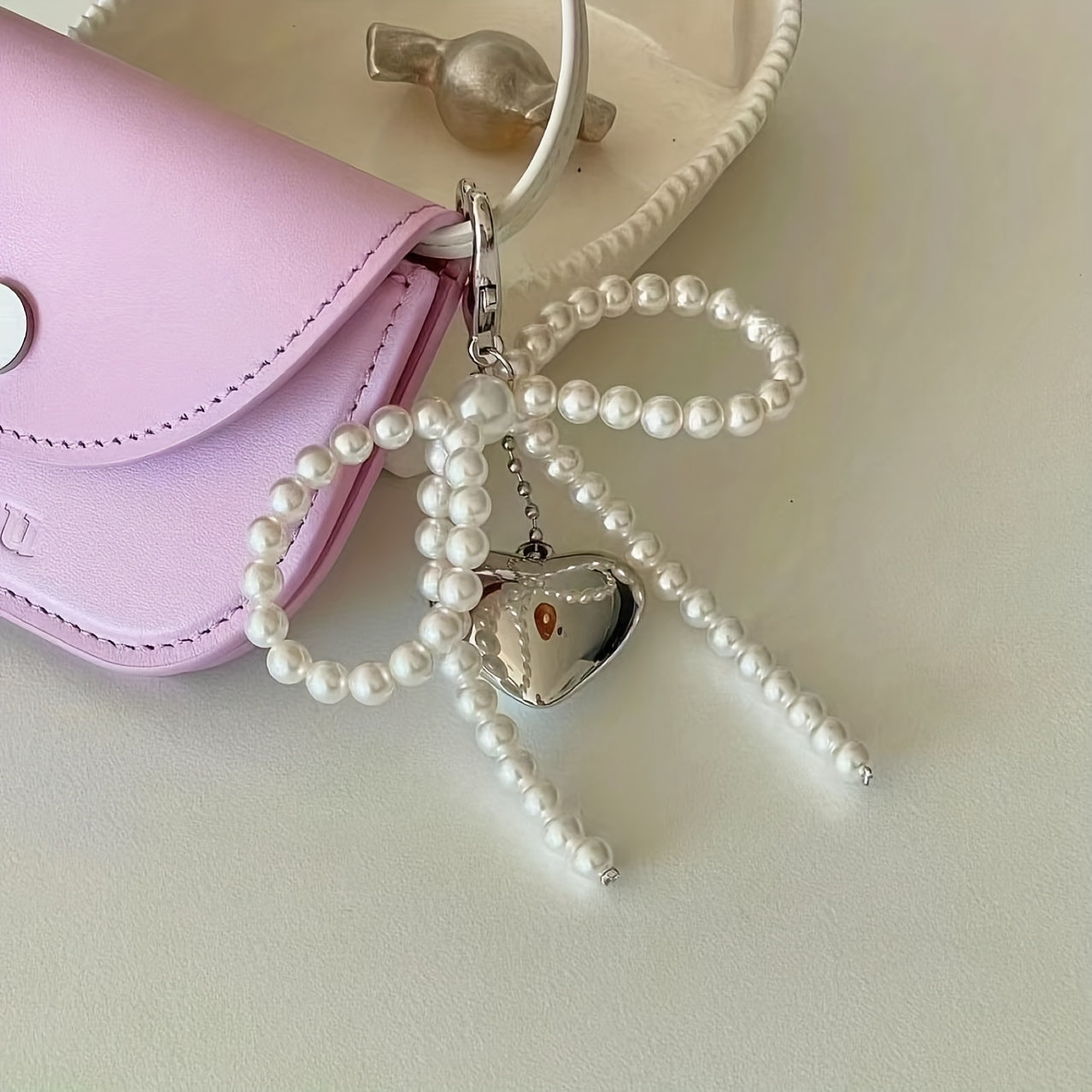 Large heart-shaped metal pendant with pearl bow - ideal for Valentine's Day. Versatile accessory for mobile phone cases, cameras, bags, and keychains. Perfect gift for women and girls.