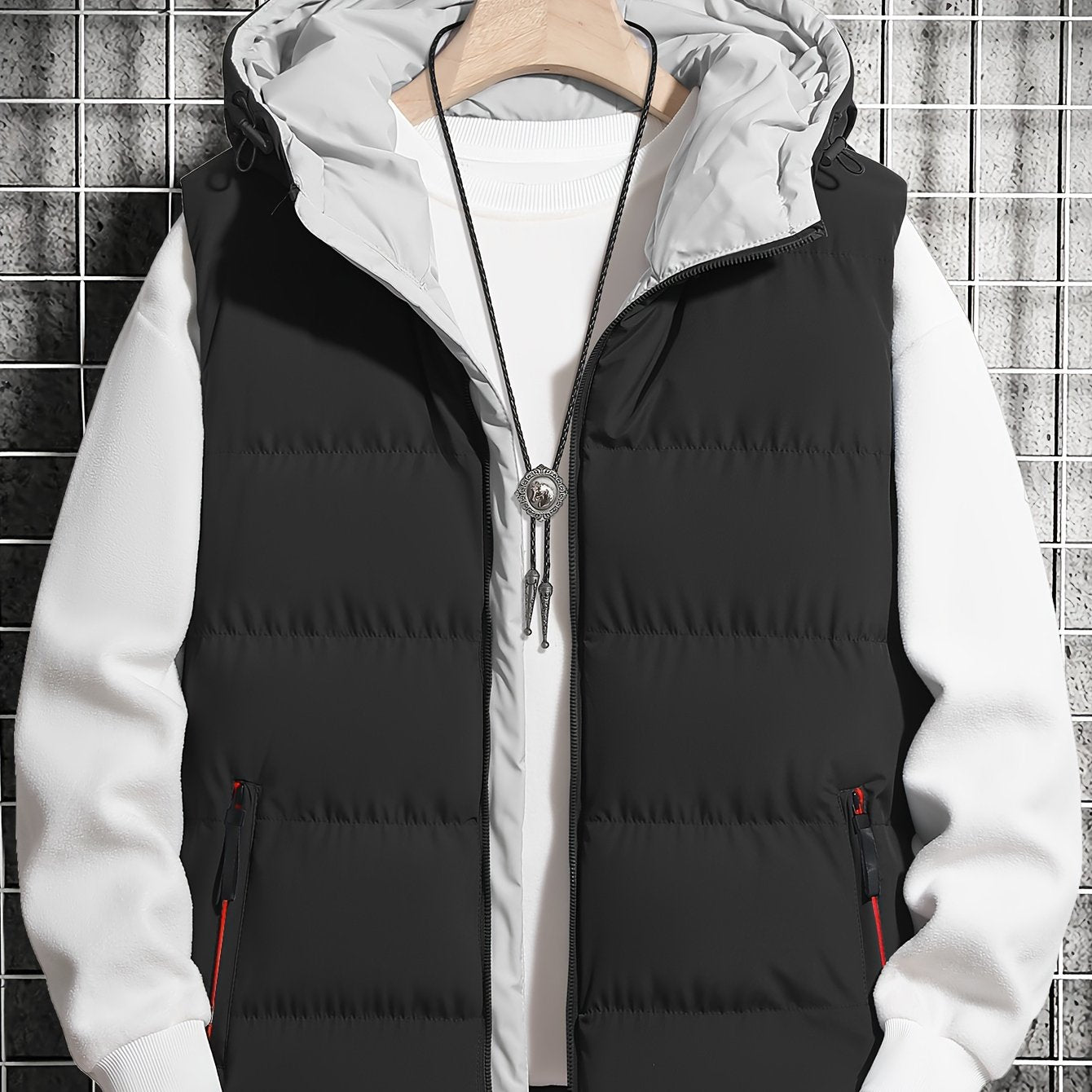 Men's casual hooded puffer vest with pockets, perfect for autumn/winter outdoor wear.