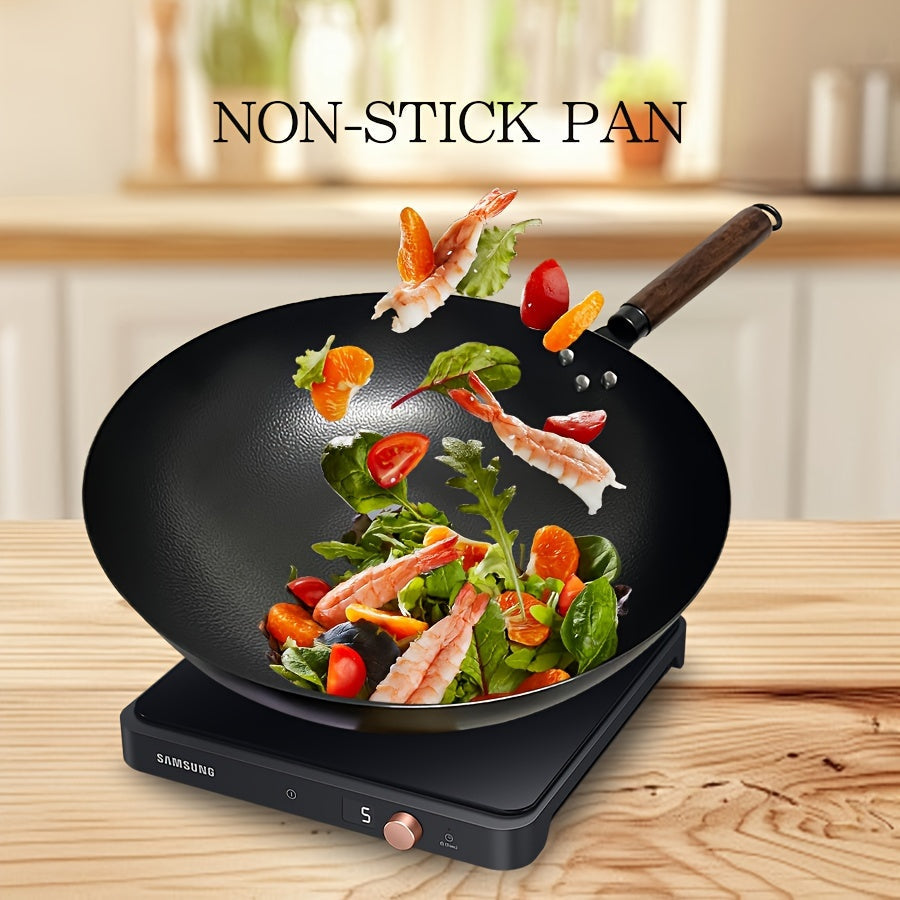 This fine iron wok is crafted with a 0-layer hammer pattern design, ideal for cooking. It is non-stick and perfect for household use on induction cookers or gas stoves. Featuring a universal flat bottom design, this wok comes in multiple sizes for you to