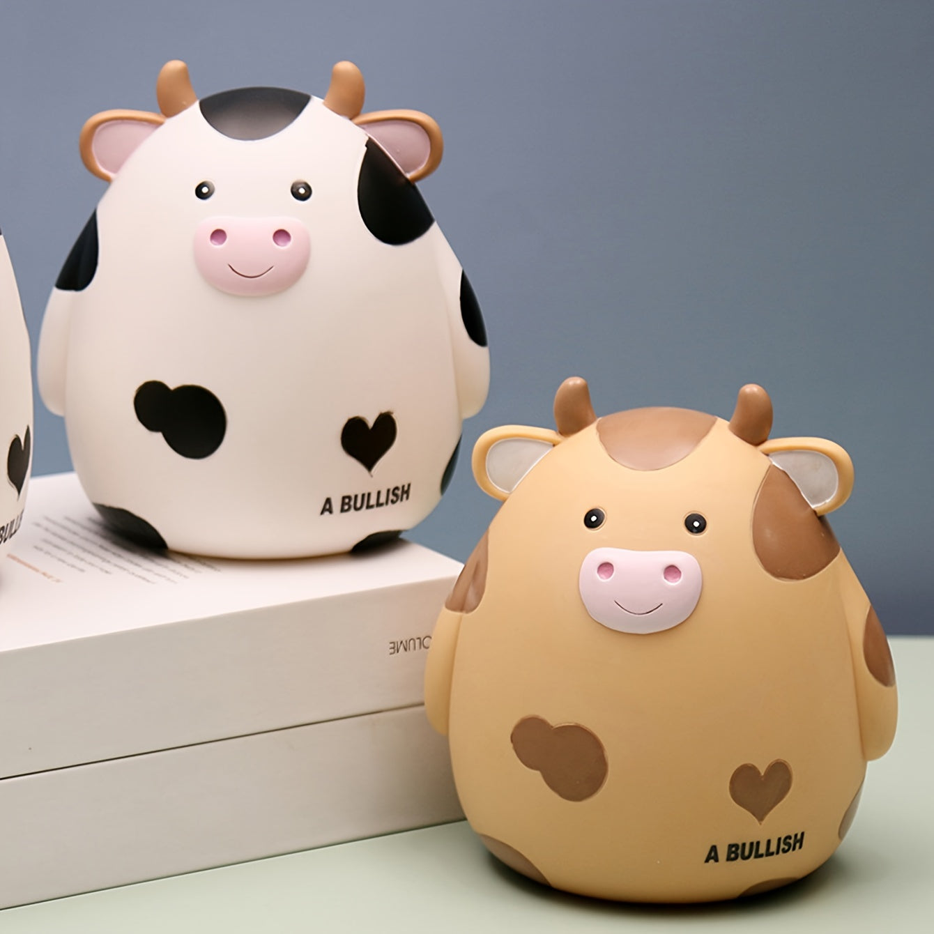 Cute cow-shaped penny bank, perfect for saving money and as a creative gift for birthdays and Christmas. Made of non-waterproof PVC with latch closure, ideal for desk decor.