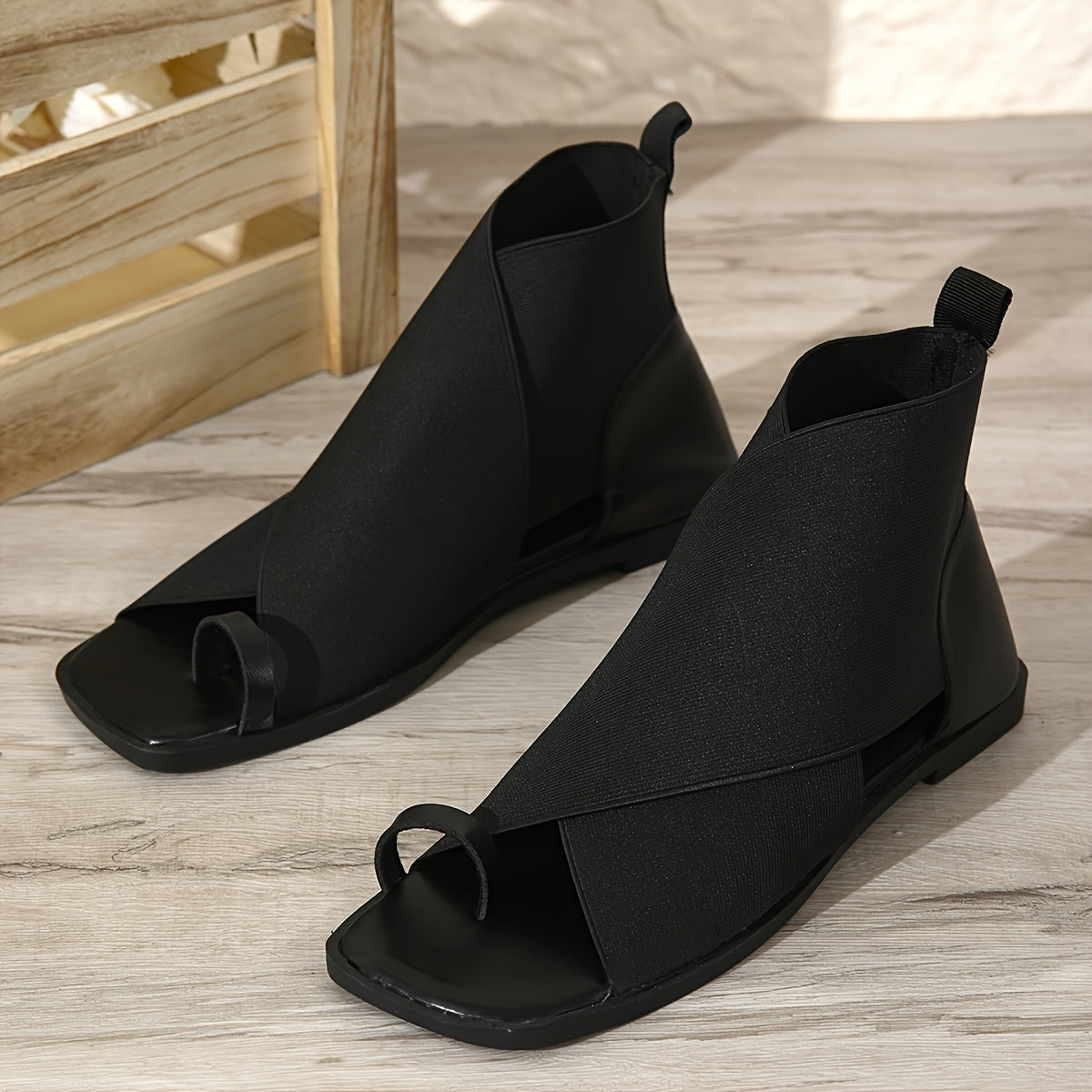 Thick-heeled fashion sandals with toe strap, made of double-layer synthetic material.