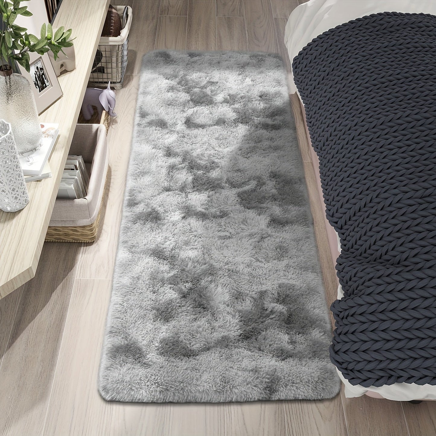 Soft shaggy area mat with a tie-dye design, made with 260g polyester and a 0.6cm thick sponge base. Features a 21 density for added comfort. Machine washable and suitable for indoor use in living rooms, bedrooms, game rooms, and dorms. This Nordic style