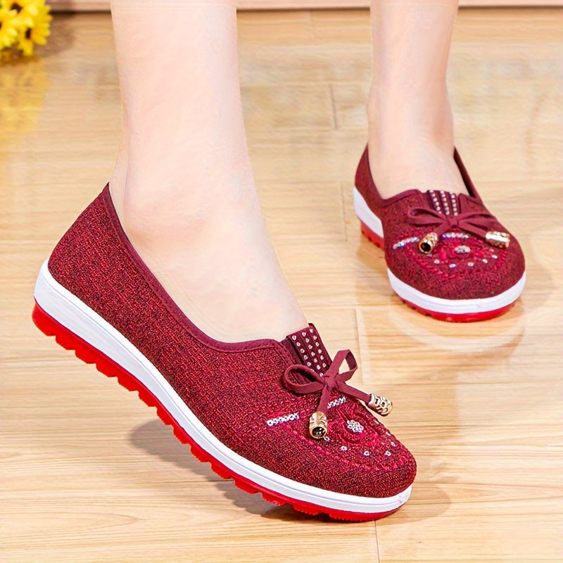 Breathable slip-on shoes for women with soft, non-slip soles, ideal for middle-aged and elderly individuals.