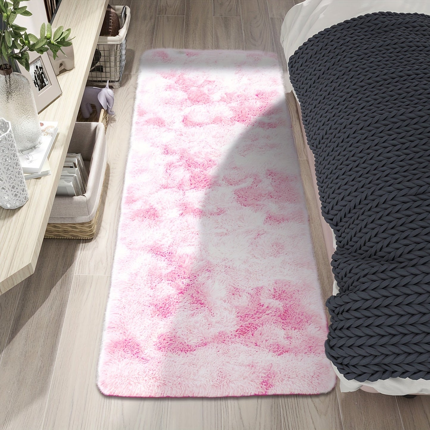 Soft shaggy area mat with a tie-dye design, made with 260g polyester and a 0.6cm thick sponge base. Features a 21 density for added comfort. Machine washable and suitable for indoor use in living rooms, bedrooms, game rooms, and dorms. This Nordic style