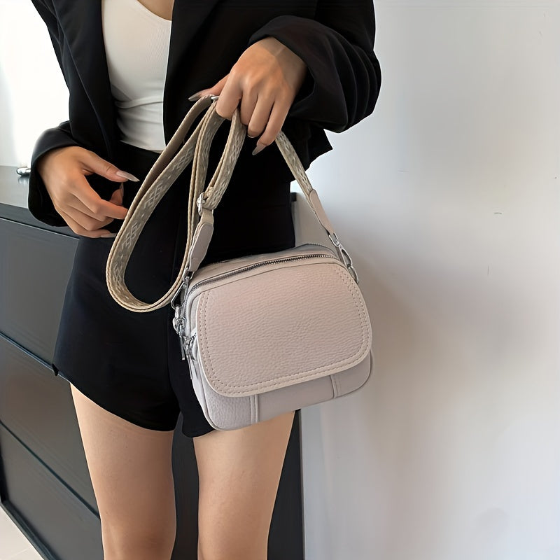 Square crossbody bag with wide strap and zipper, in solid color