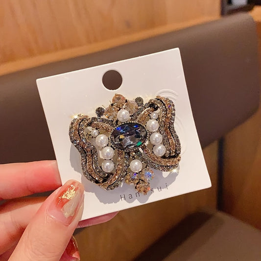 Vintage-Inspired Alloy Butterfly Brooch - A Stylish and Timeless Accessory for Women