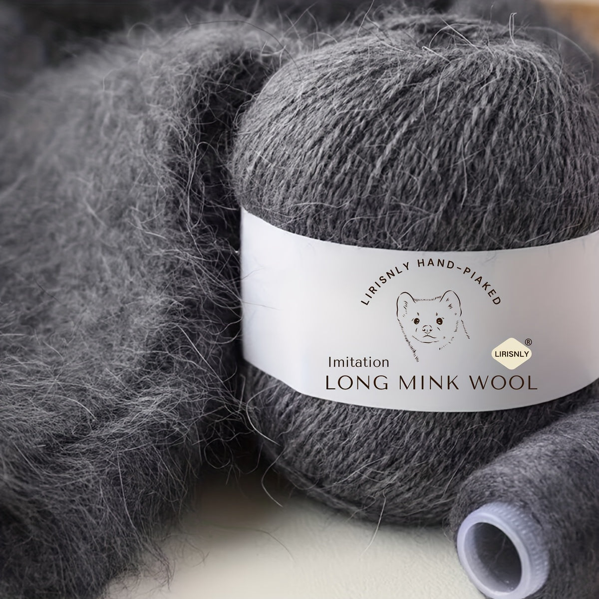 4pcs of faux mink wool and long wool totalling 280g, with 50g faux mink wool and 20g companion thread each. Skin-friendly and warm, suitable for knitting scarves, sweaters, hats, etc.