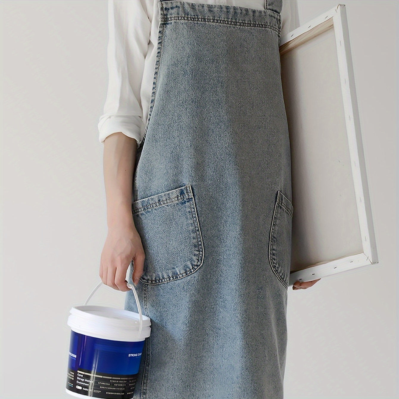 Vintage-style denim apron with pockets, adjustable straps, and waterproof design for kitchen and restaurant work.