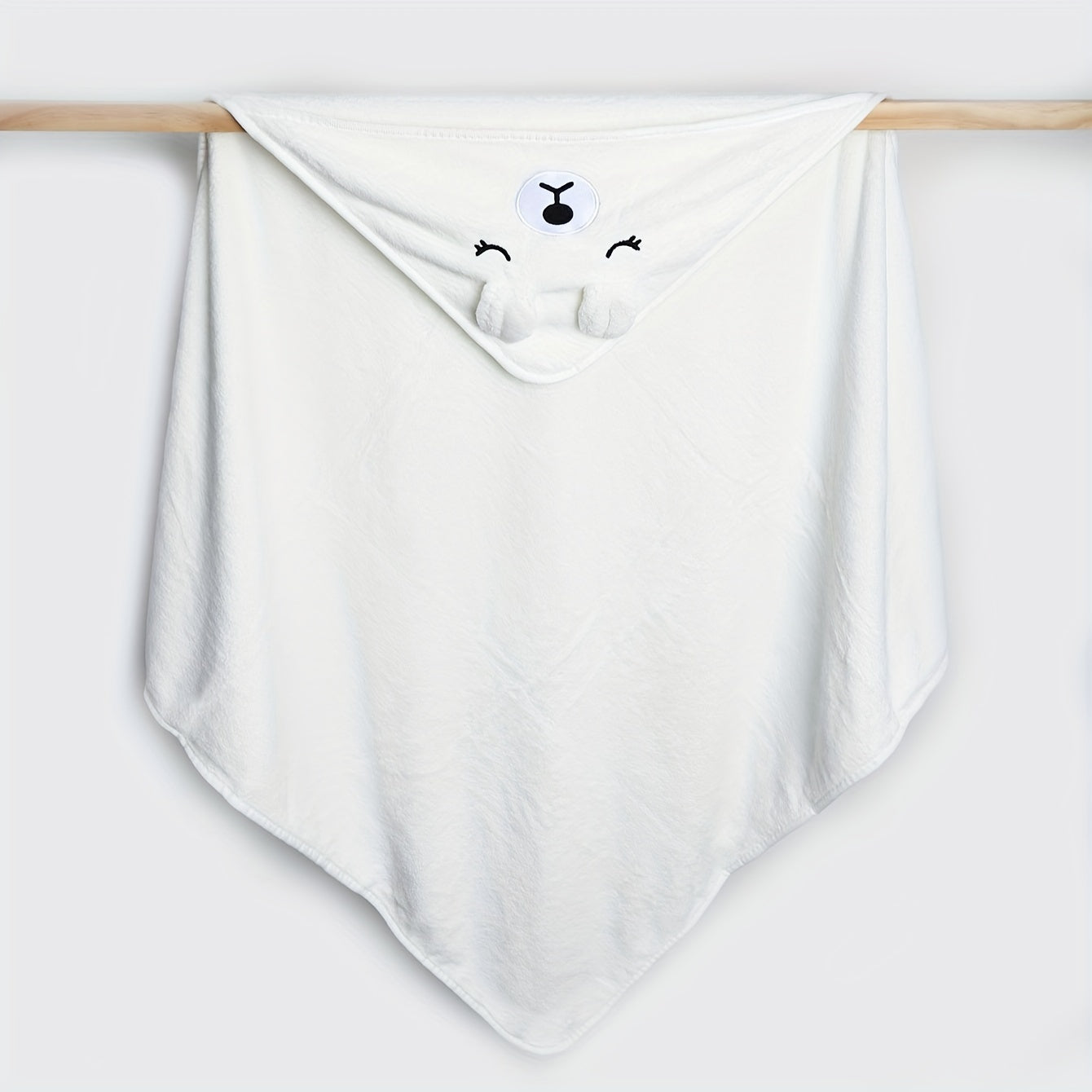 This adorable cartoon hooded bath towel is super absorbent, made from soft knit fabric and is machine washable. Perfect for babies aged 0-3 years, it makes an ideal gift for Christmas, Halloween, or Thanksgiving.