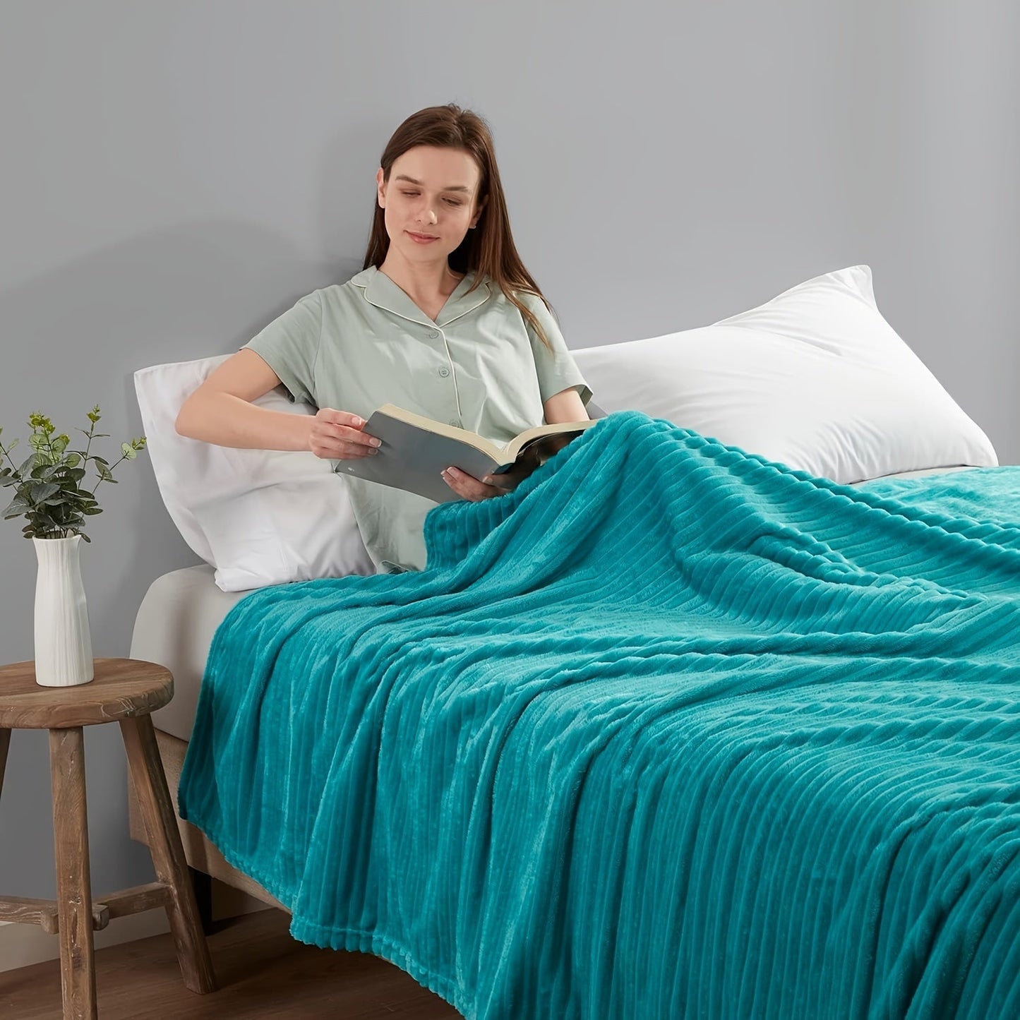 Stay cozy and warm with our Ultra-Soft Oversized Fleece Throw Blanket. Made with lightweight and warm 280GSM microfiber, this blanket features a 3D ribbed Jacquard design for added style. Hypoallergenic and perfect for all seasons, this blanket is a