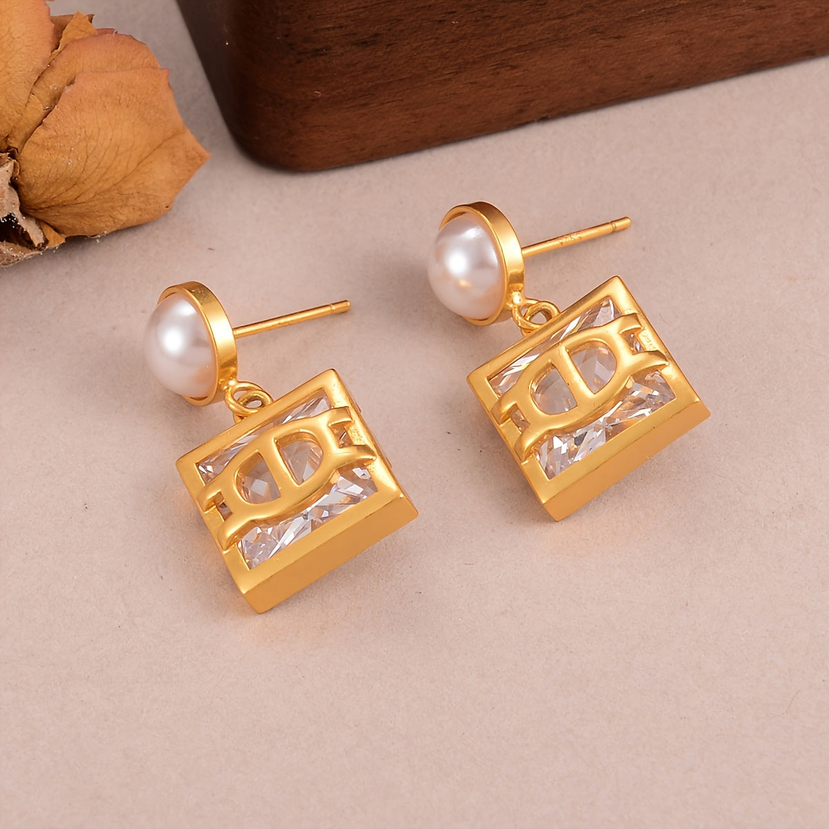 Square pearl drop earrings in vintage French style featuring a 925 silvery needle, lustrous freshwater pearl inlay, and a copper body. Ideal for everyday wear or as a thoughtful gift.