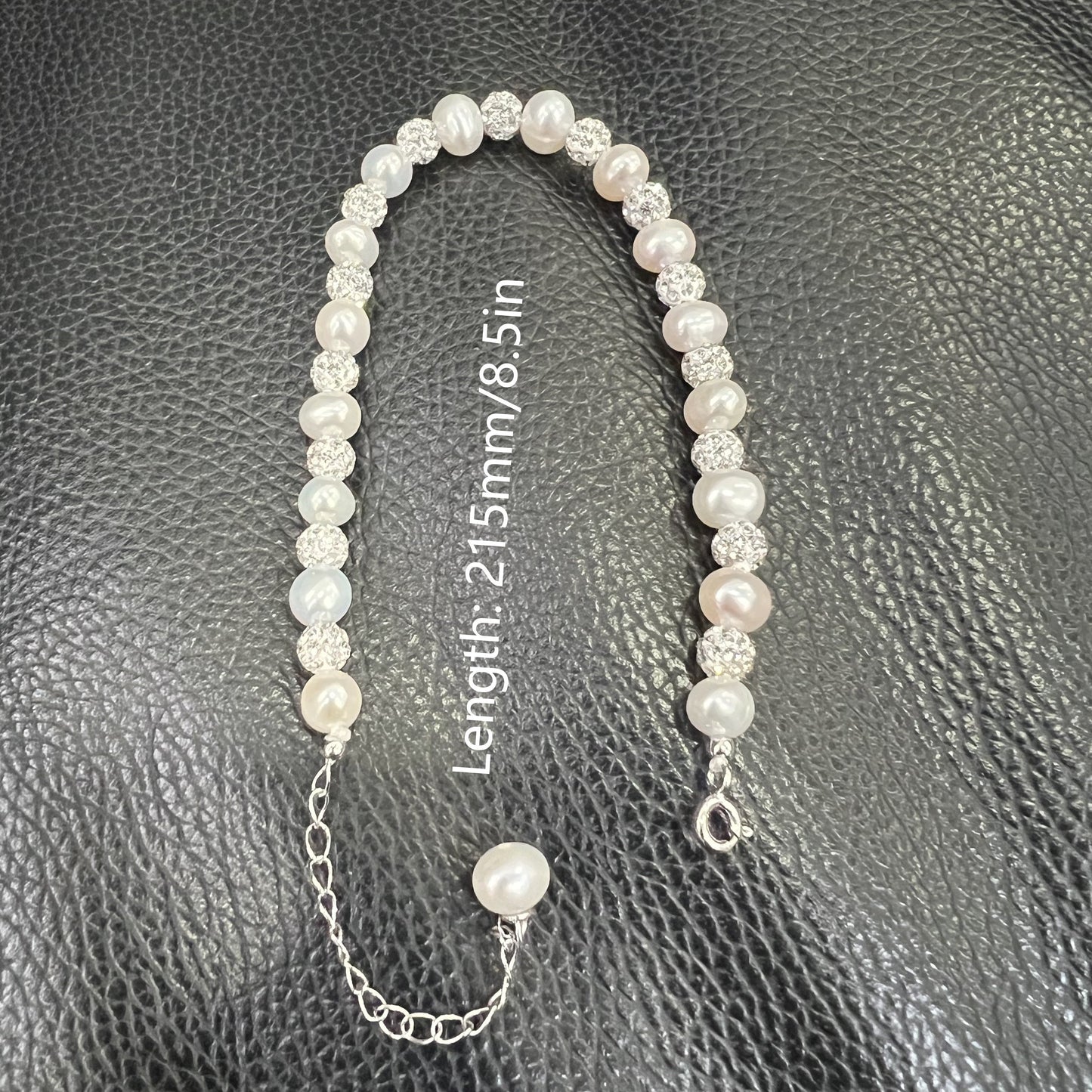 A sophisticated bracelet featuring natural pearls set in 925 sterling silver - the ideal gift for engagements, anniversaries, and Valentine's Day.