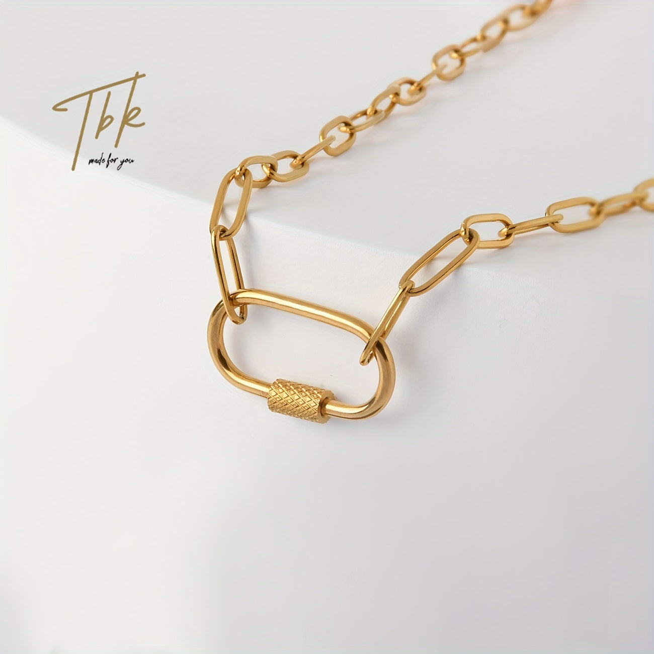 Get the trend with our [Bestseller] 18K Gold-Plated Paperclip Chain Necklace made of Adjustable Hypoallergenic Titanium Steel. It's the ideal present for Christmas, Mother's Day, Valentine's Day, Birthdays - comes with a Packaging Box. Shining and