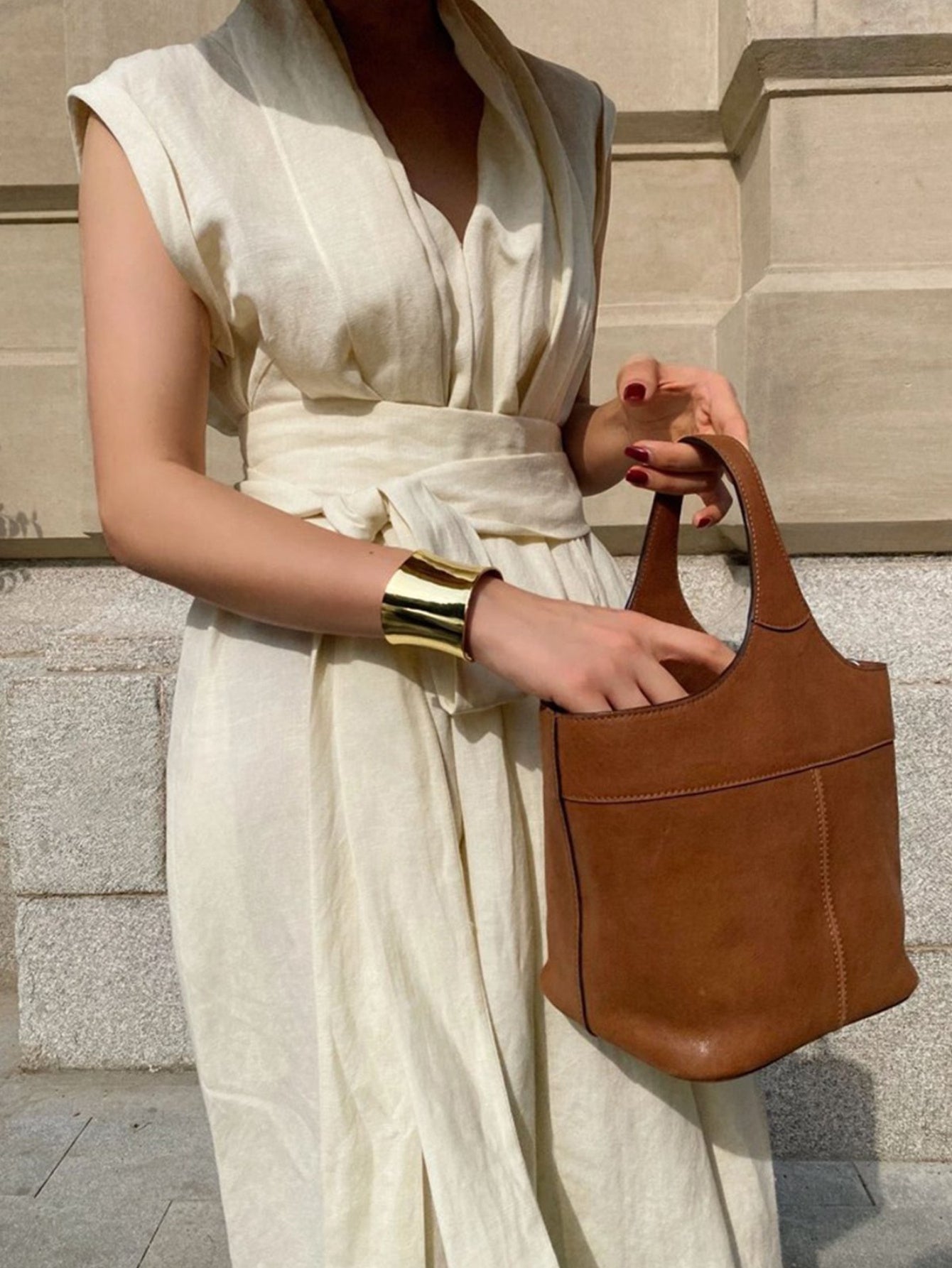 Elegant brown linen tunic dress with pockets and waist tie for spring/summer. Perfect for vacation style and casual attire.