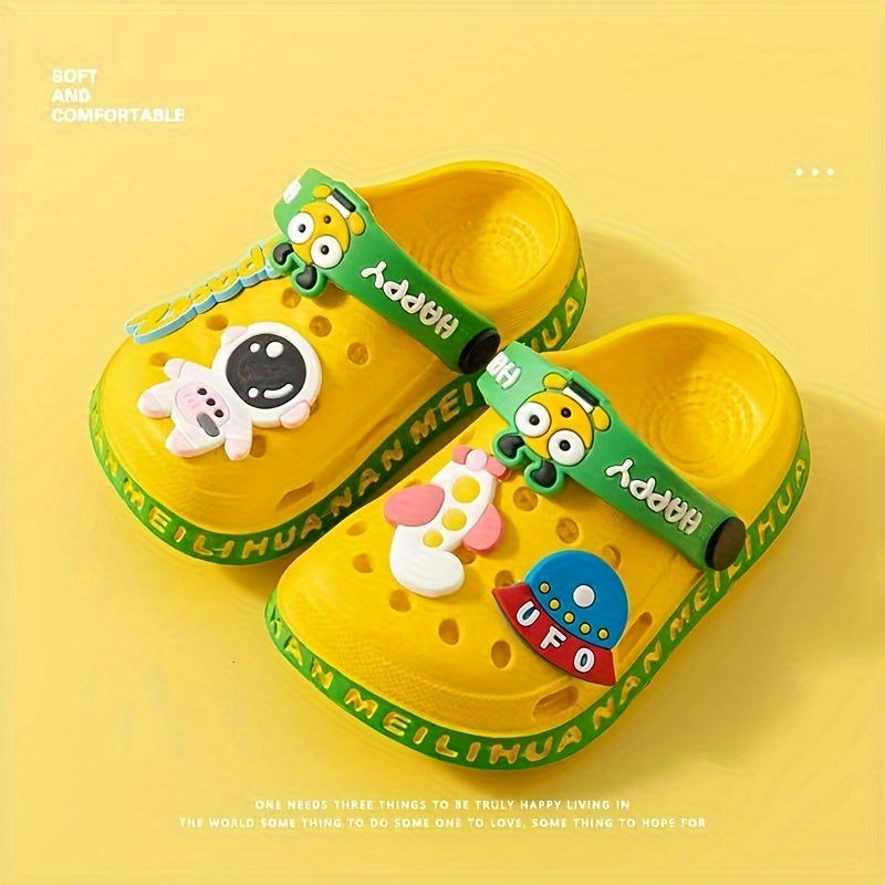 Breathable clog sandals for kids with cute cartoon decorations, quick-drying and non-slip for indoor/outdoor use in all conditions.