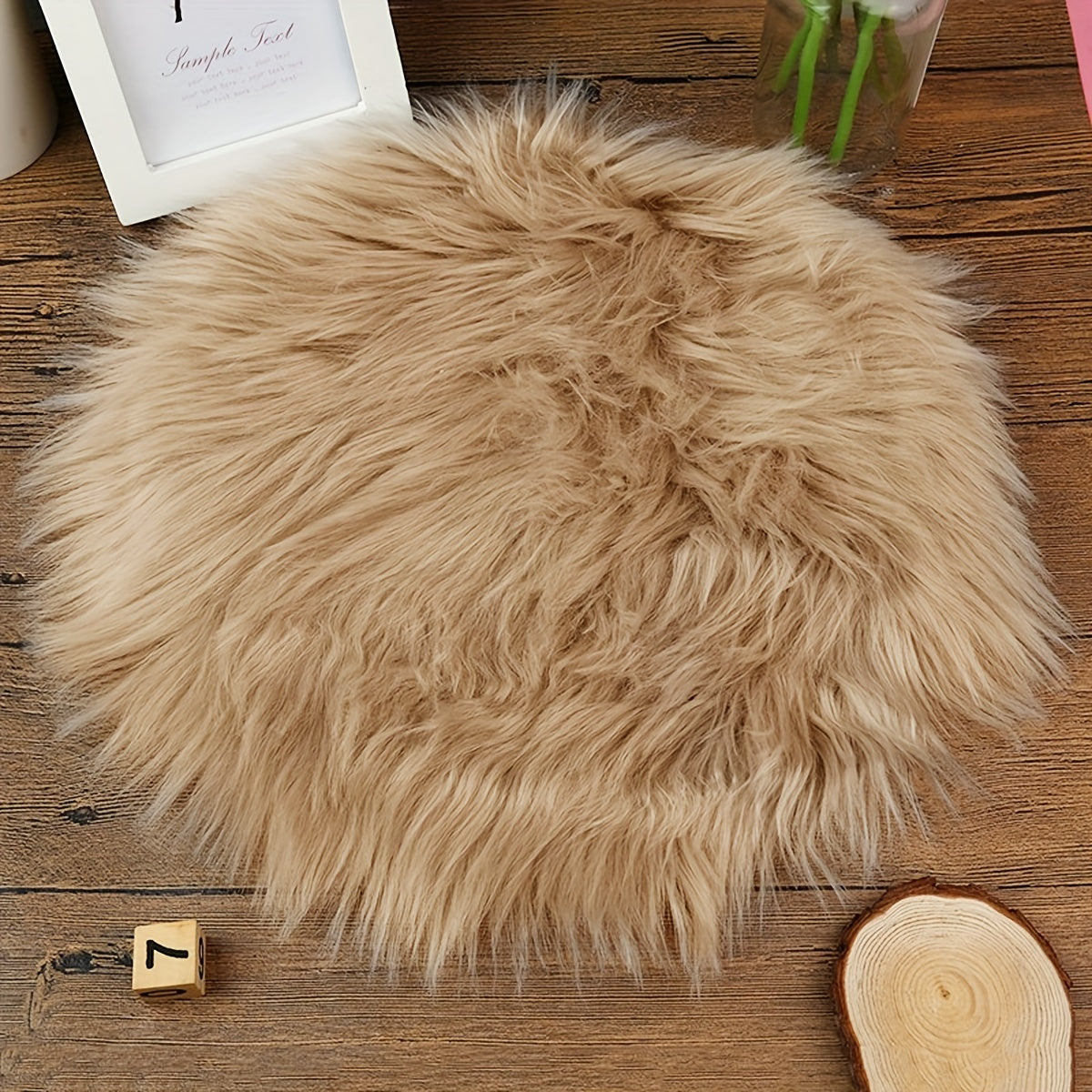 Round rug made of plush faux sheepskin, easy to clean in machine wash, fluffy and lightweight; perfect for living room, bedroom, and home decor.