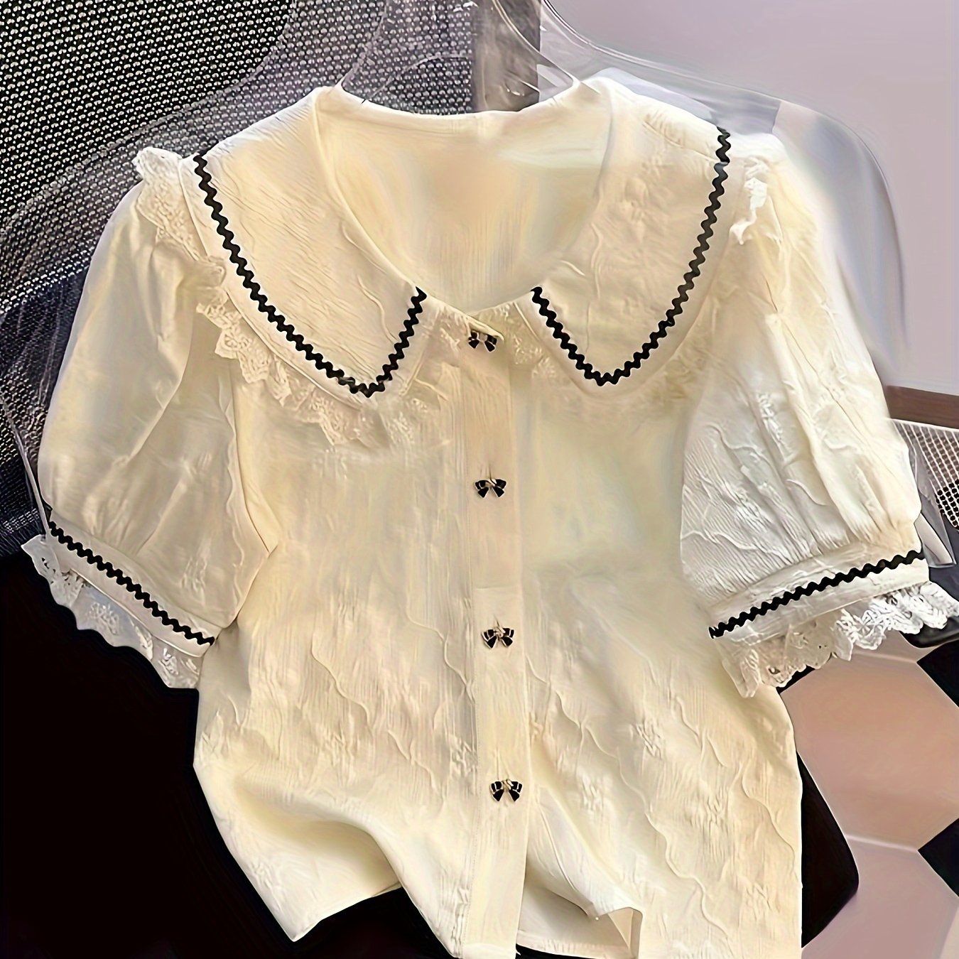 Polyester floral lace shirt with short sleeves, ruffle neckline, and lapel collar. Perfect for spring/summer in a young style with 120g/m² fabric weight.