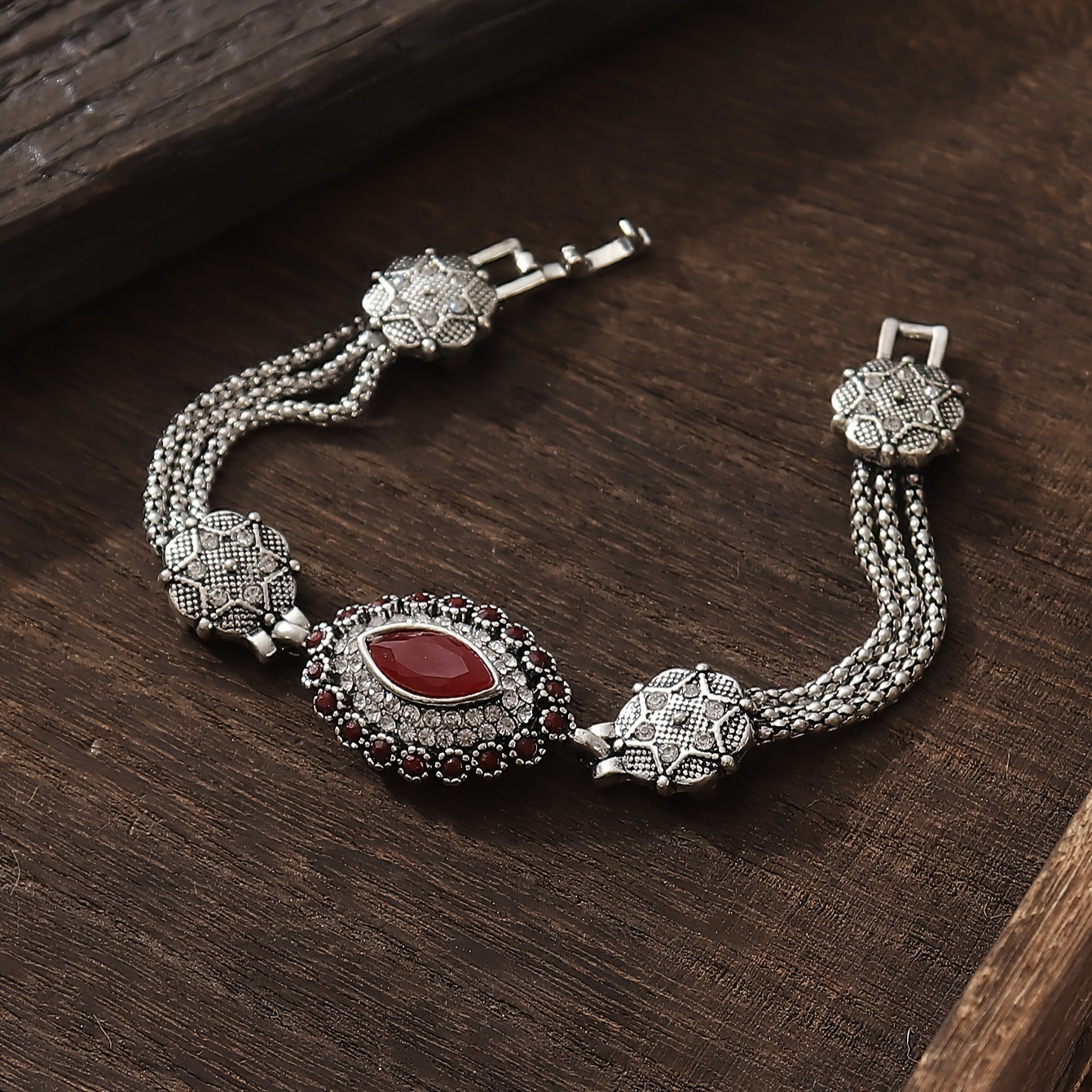 A luxurious women's bracelet with a vintage palace-style design featuring sparkling water diamonds and a stunning geometric starburst pattern, perfect for adding elegance to parties and banquets.