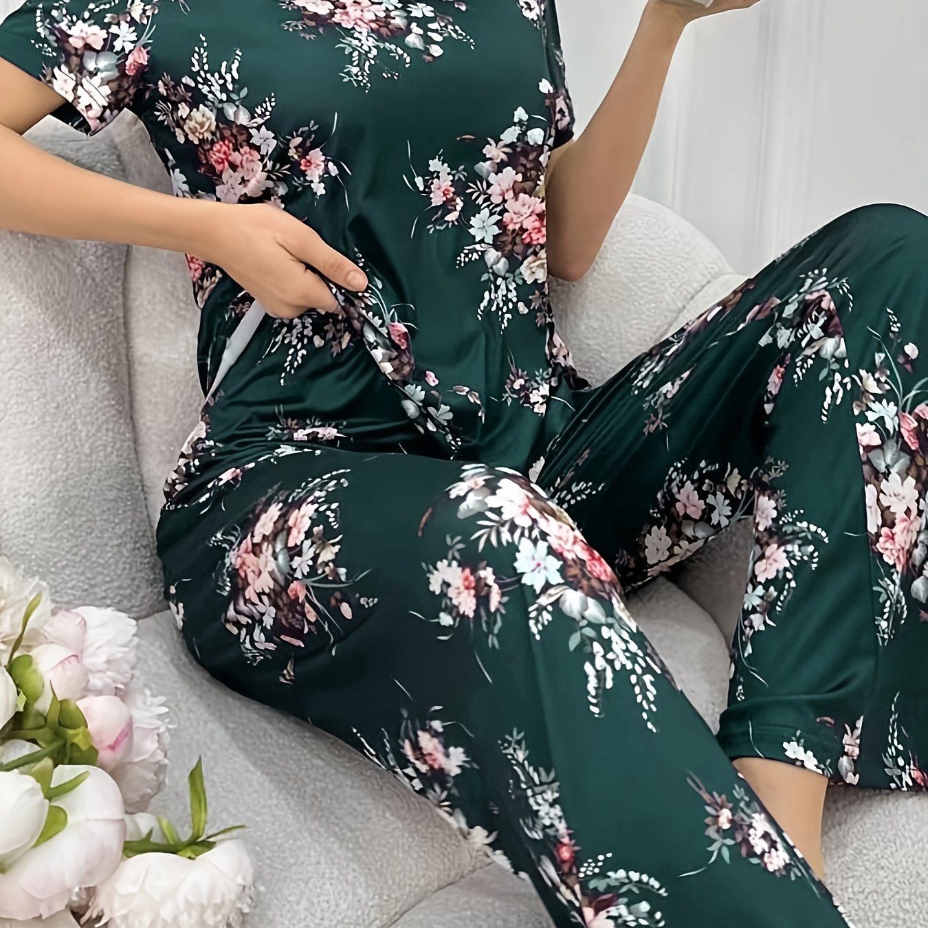 Women's floral print pajama set with short sleeve round neck top and elastic pants for casual wear.