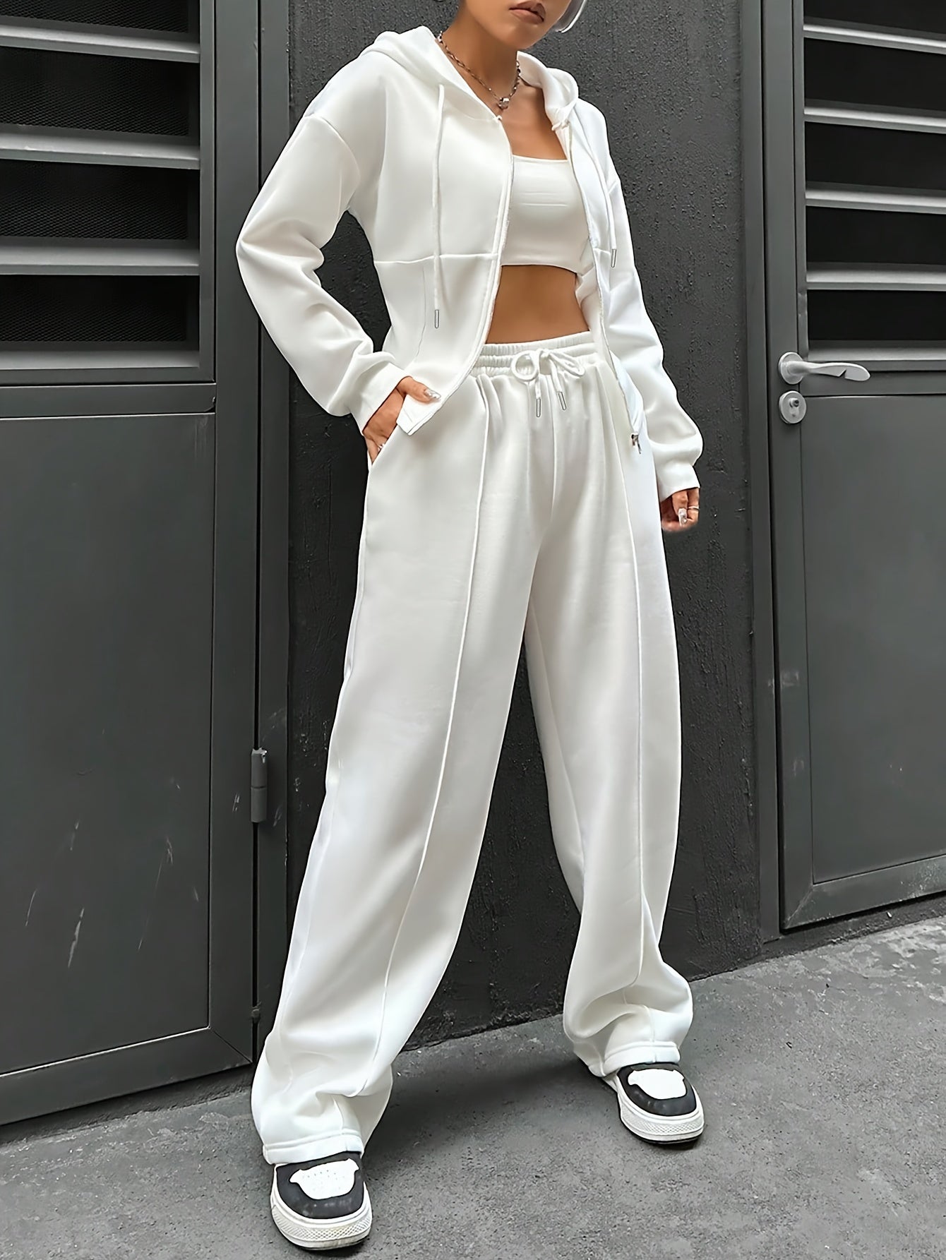 Stylish polyester tracksuit set with hood, drawstring, and zipper details – versatile knit pantsuit for all seasons