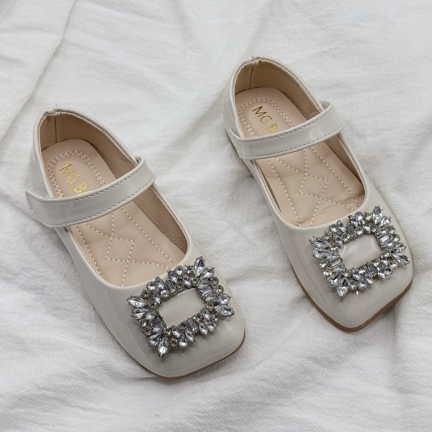 Stylish rhinestone flat shoes for girls, soft and lightweight for spring.