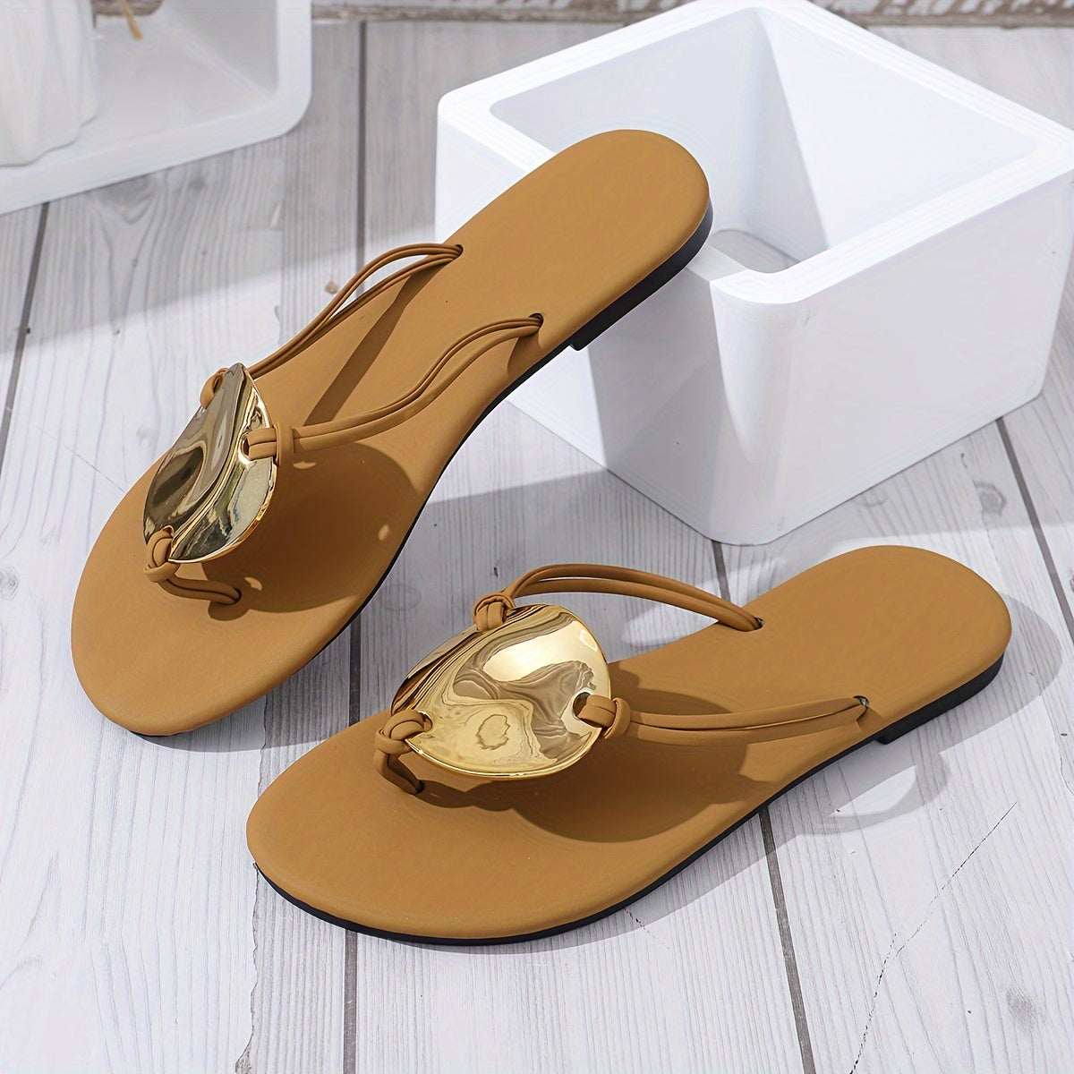 New style minimalist flip-flops for women, perfect for beach and casual wear.