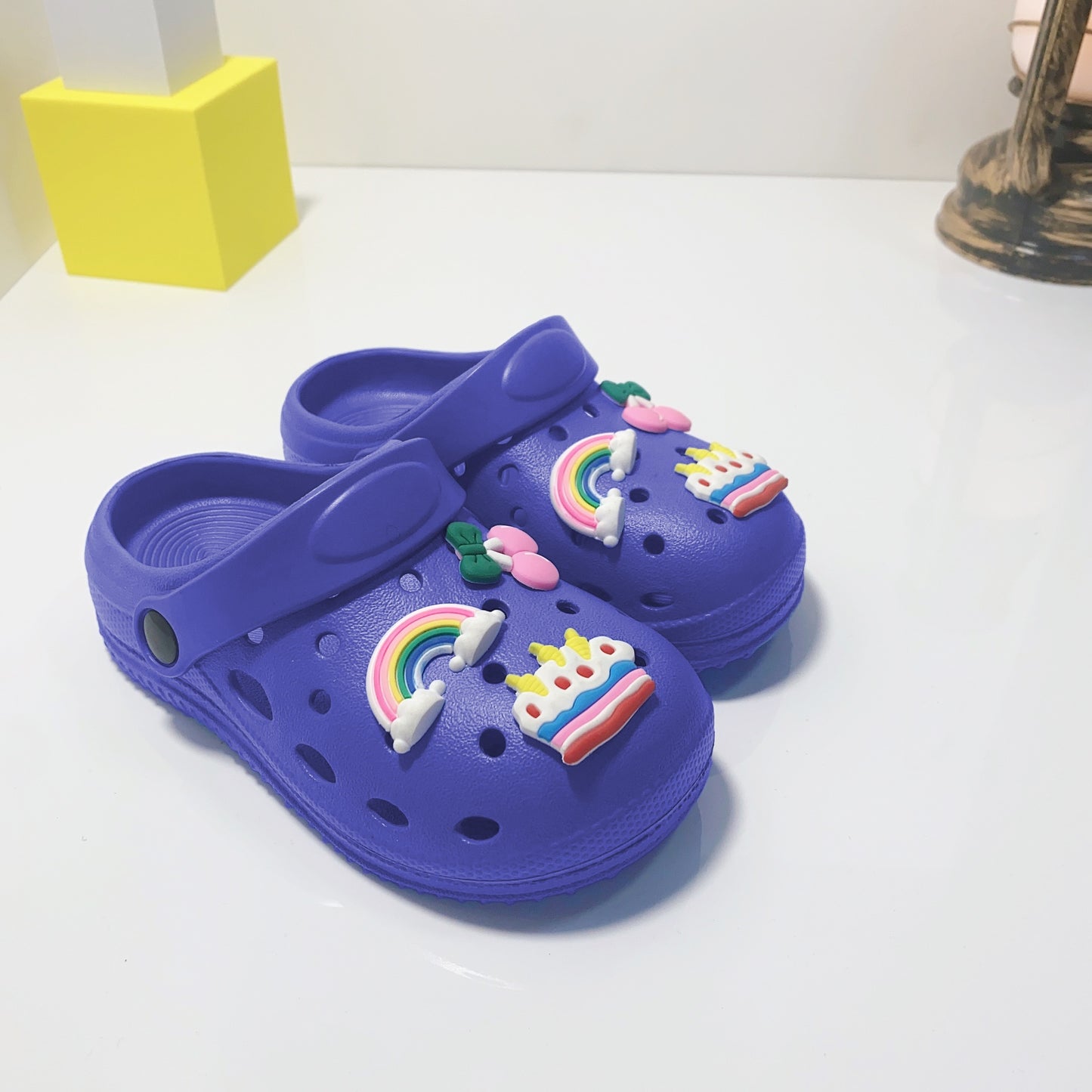 Cute cartoon slippers for girls, non-slip lightweight clogs for indoor use in all seasons.