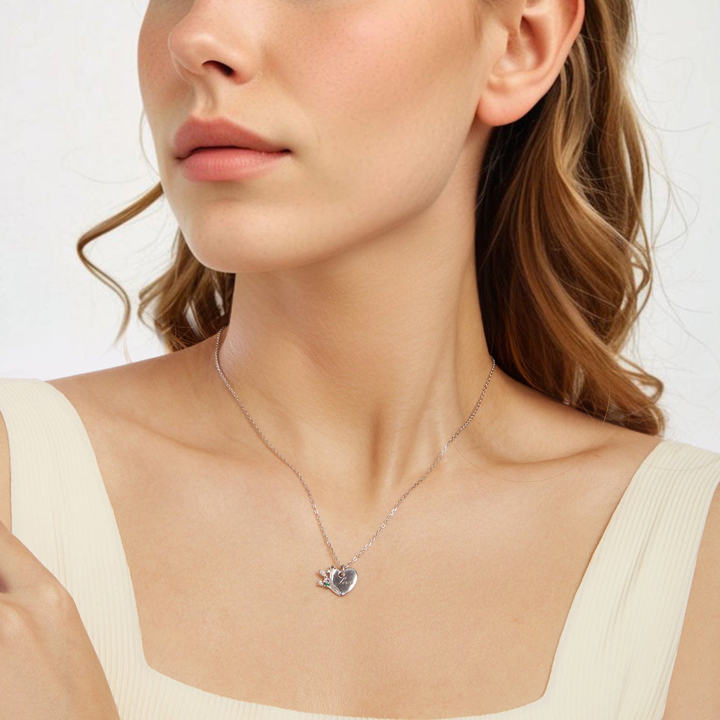 An elegant and minimalist Tree of Life pendant necklace made of 4.1G 925 silver and synthetic zirconia. Ideal for daily wear or as a special gift for girlfriends, partners, friends, or yourself on occasions like Valentine's Day.