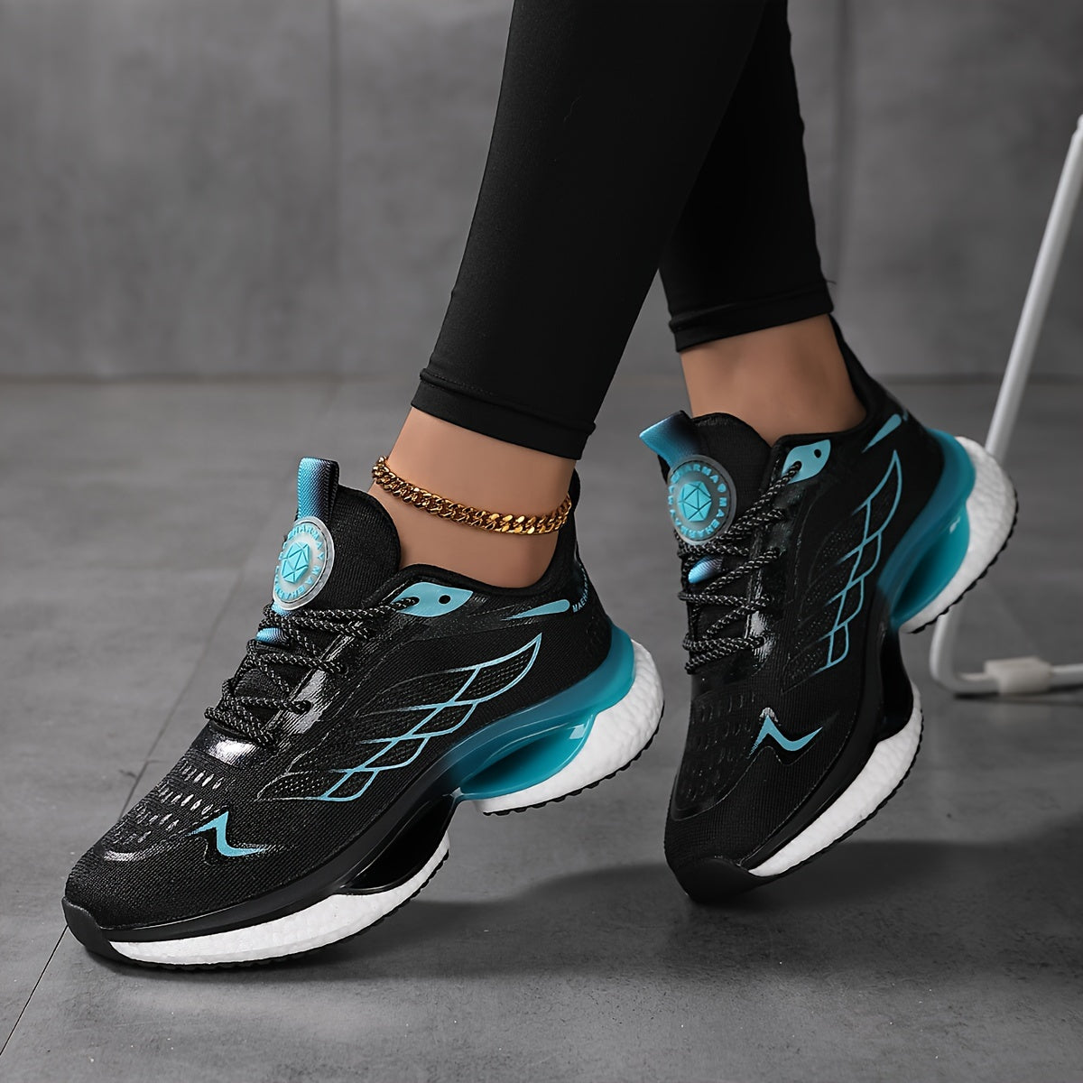 Breathable mesh platform sneakers for women in plus size, lace-up casual outdoor shoes for comfortable low top running.