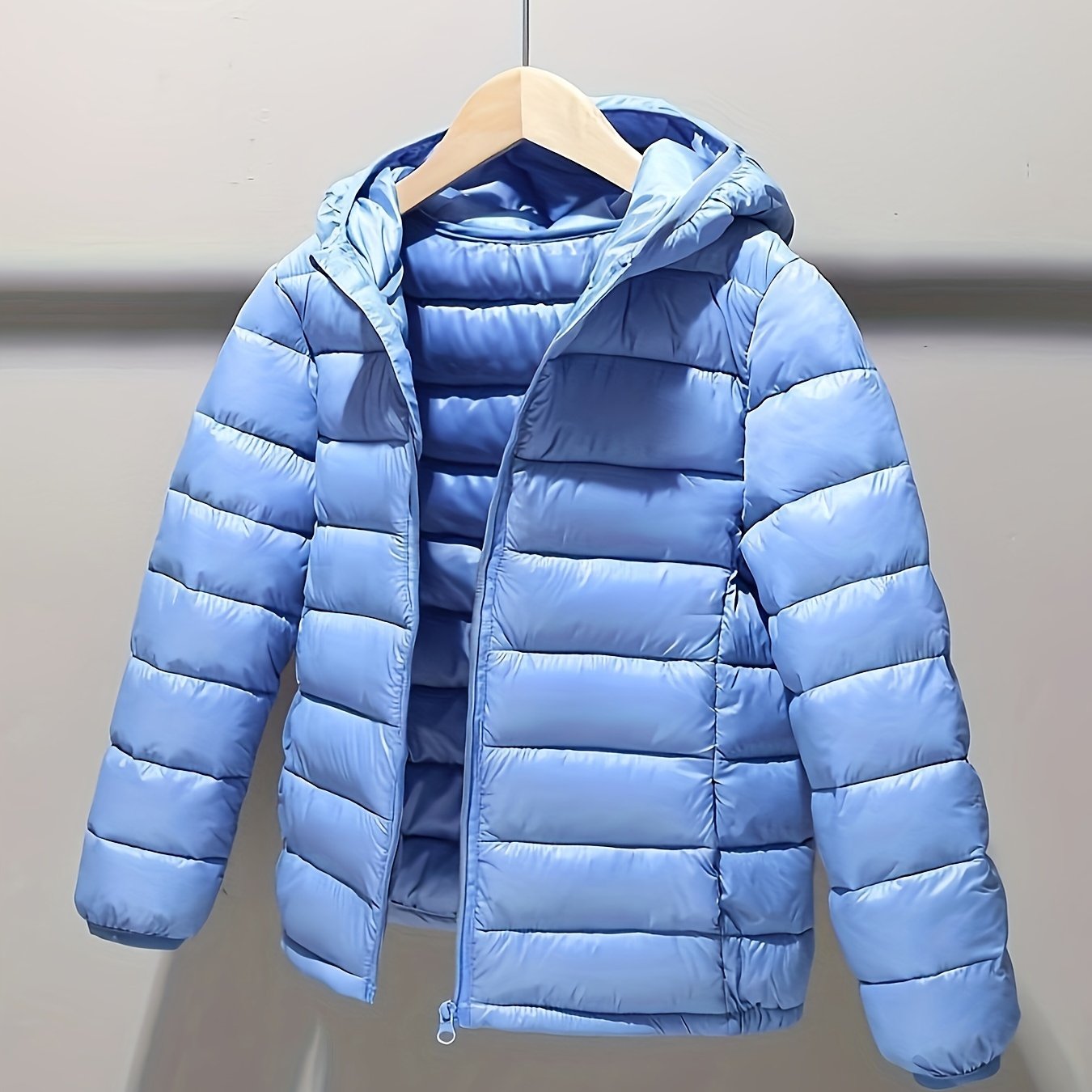 Kids' polyester puffer jacket with hood and zipper, ideal for fall/winter.