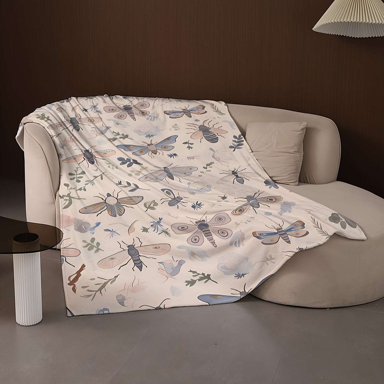 Stay cozy with our contemporary insect pattern throw blanket! Featuring a digital print design, this soft and warm blanket is made from coral fleece and polyester knit fabric. At 180-200g, it provides lightweight warmth perfect for all seasons. Use it on